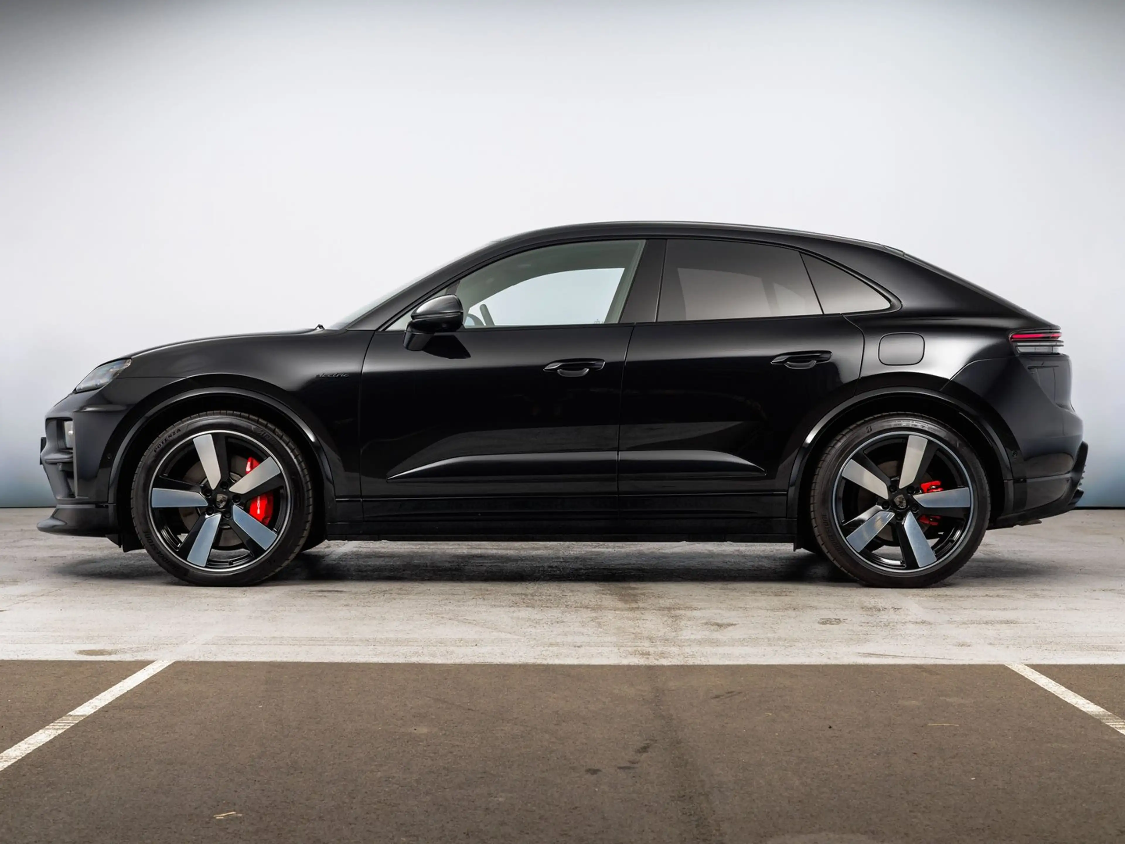 Porsche Macan Turbo — photo 2