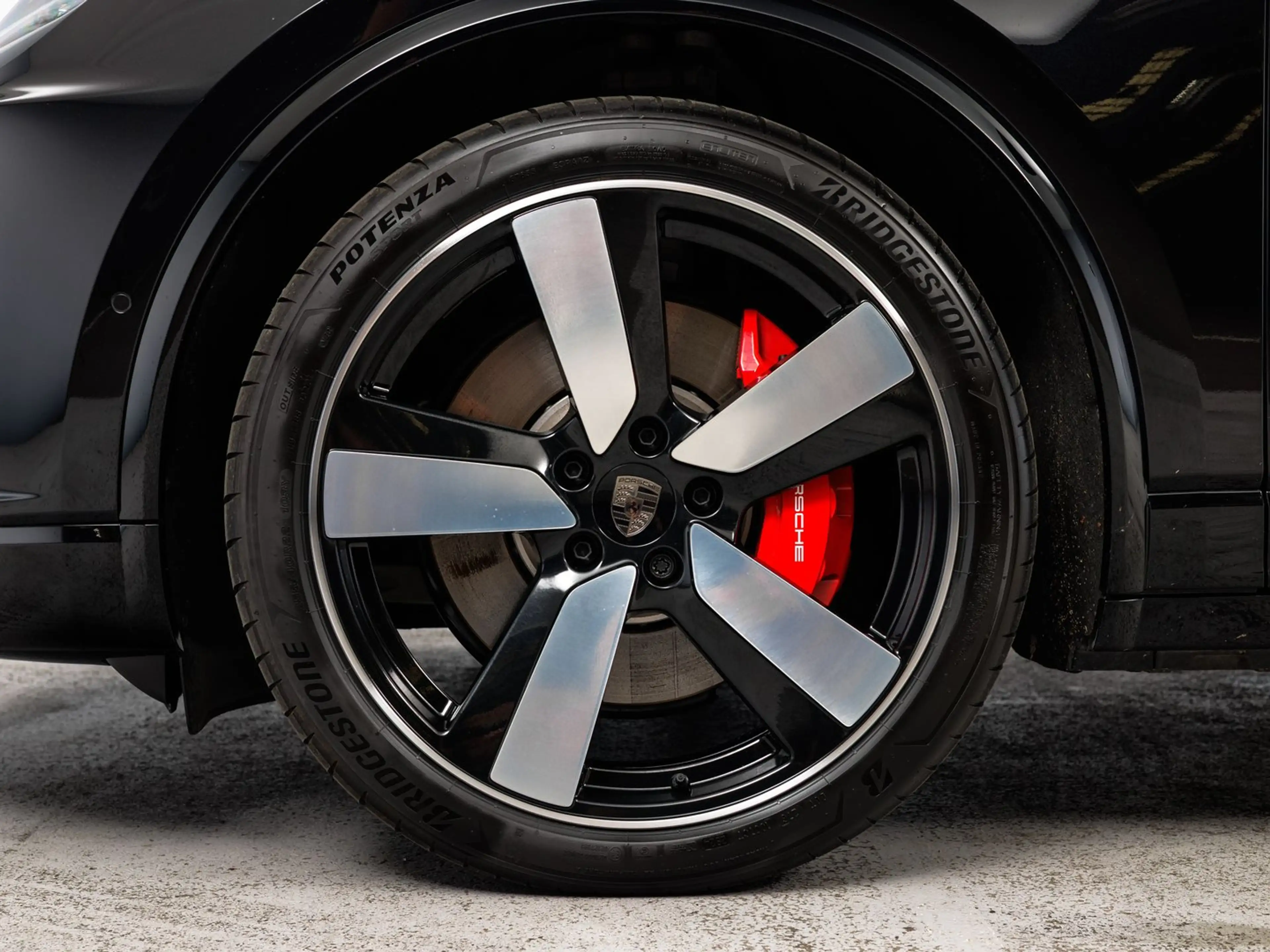 Porsche Macan Turbo — photo 10