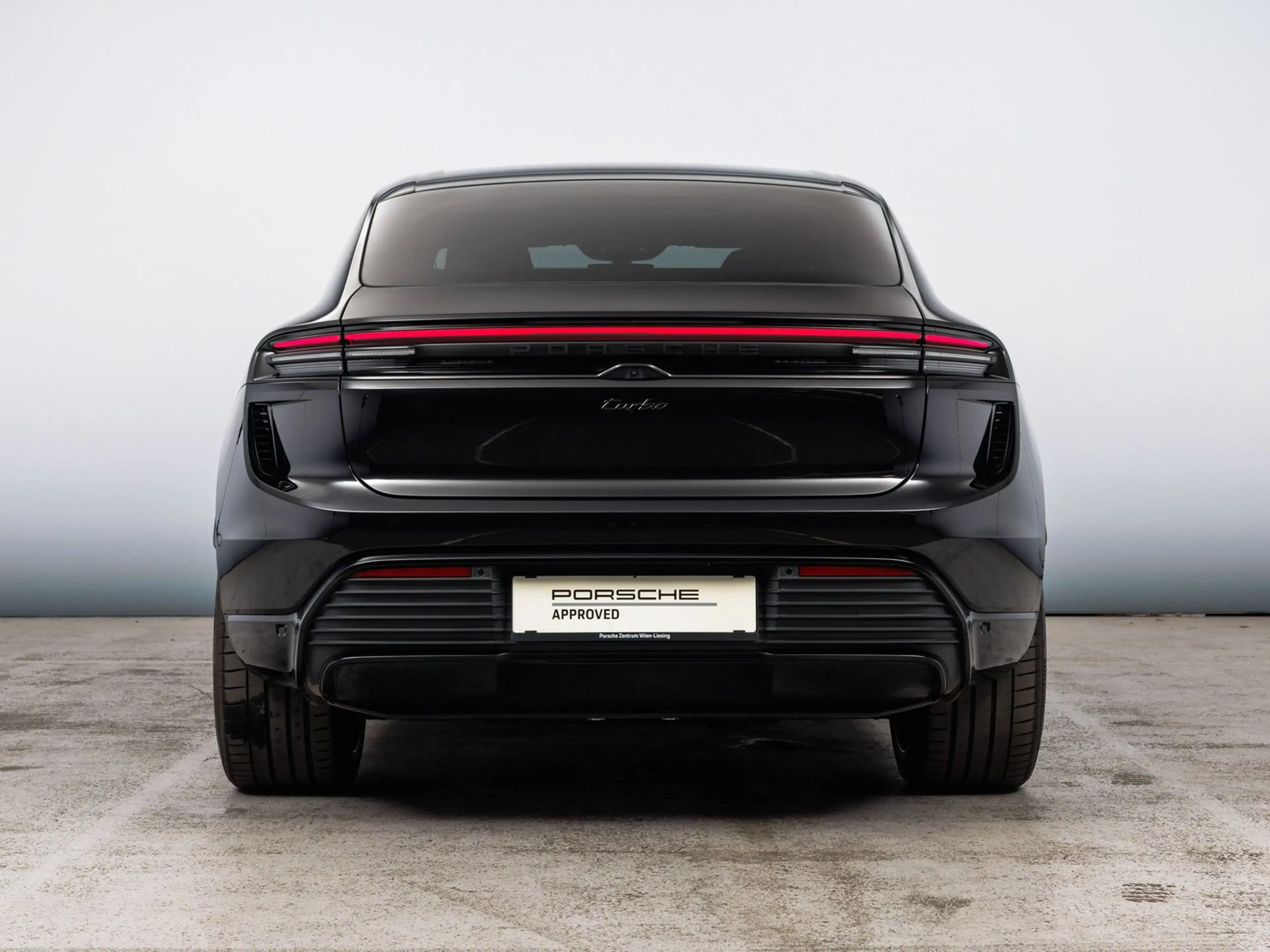 Porsche Macan Turbo — photo 14