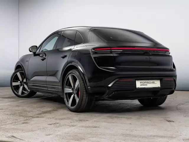 Porsche Macan view 3