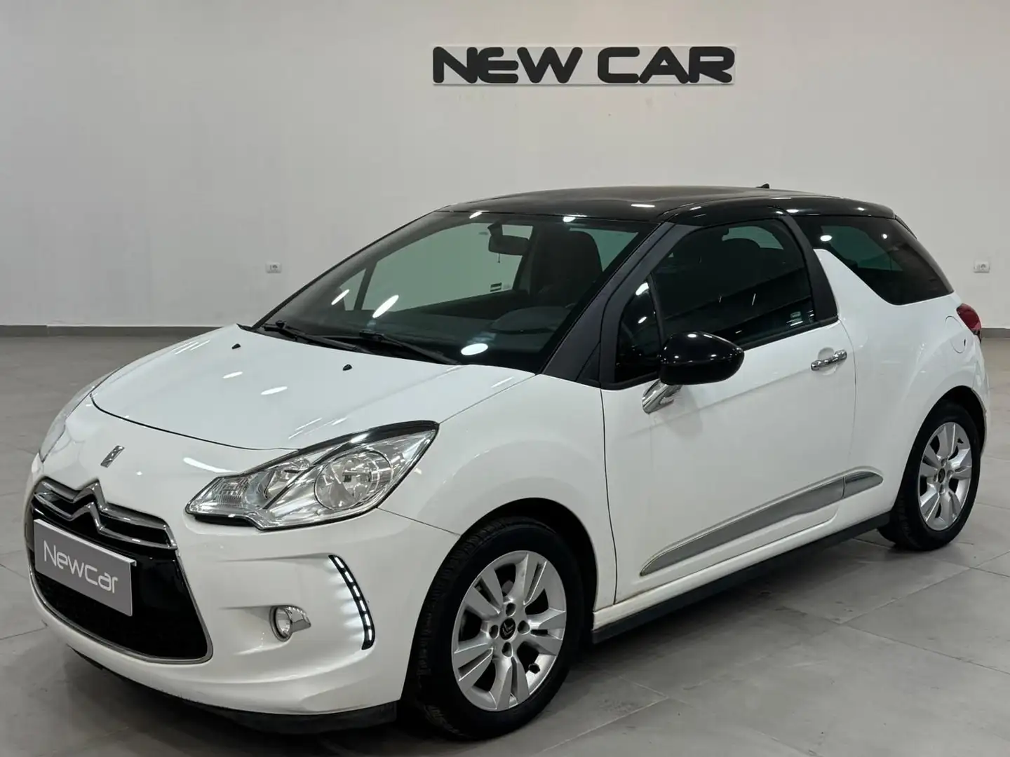 DS Automobiles DS 3 DS 3 1.2 VTi 82 Just Black Biały - 1