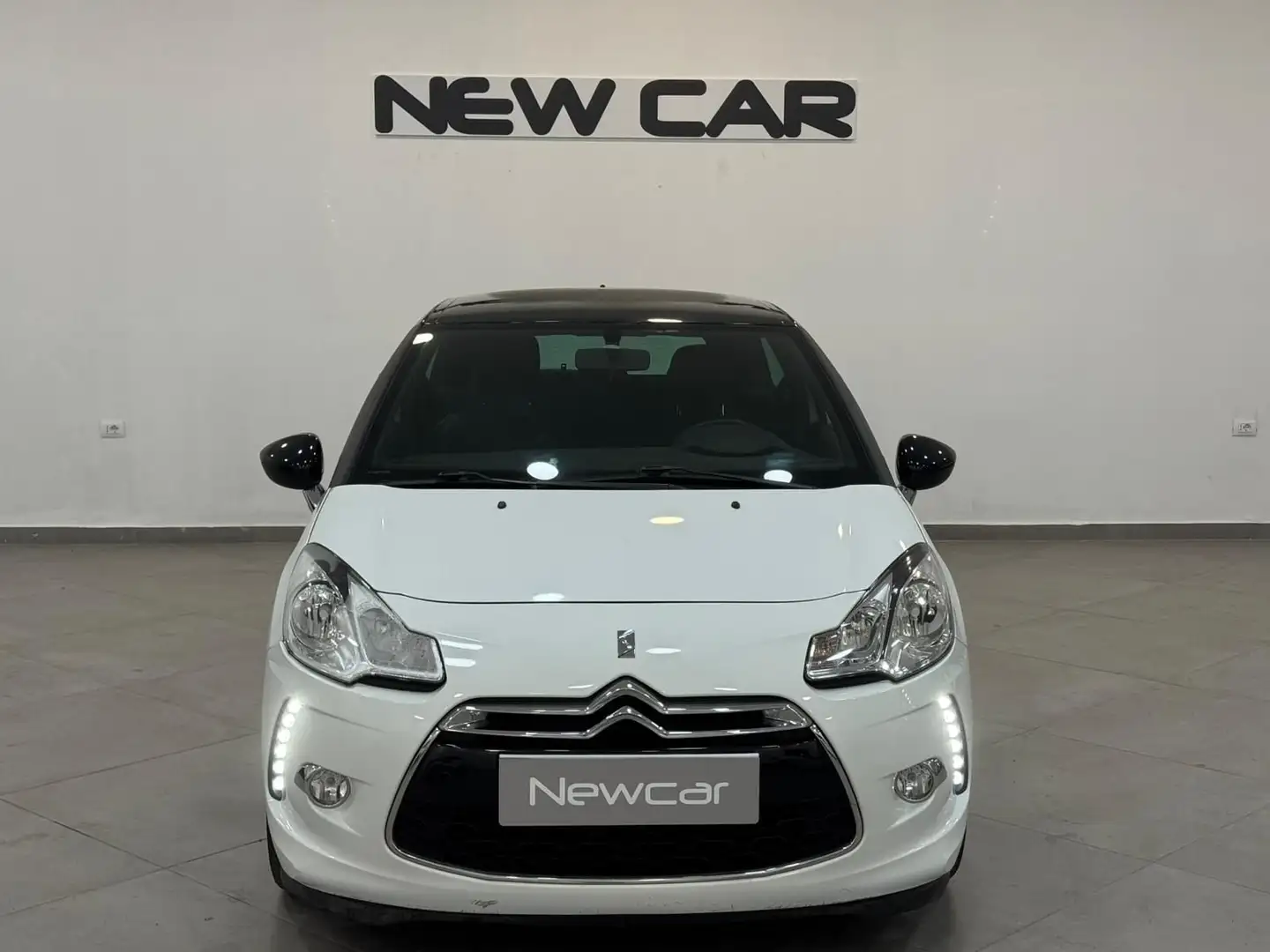 DS Automobiles DS 3 DS 3 1.2 VTi 82 Just Black Biały - 2