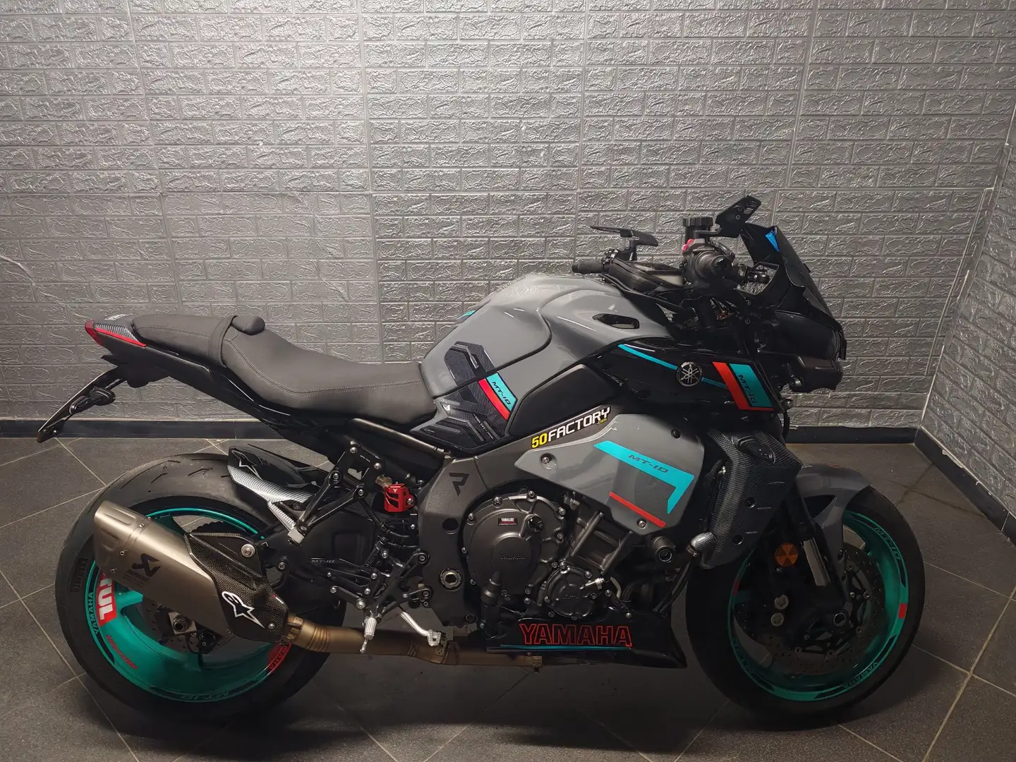 Yamaha MT-10 sport siva - 1