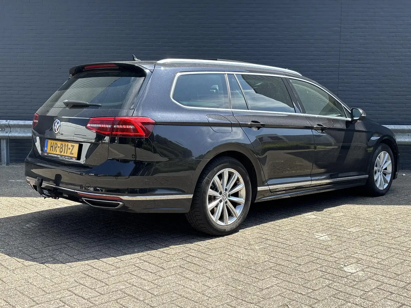 Volkswagen Passat Variant 1.6 TDI Business Edition R DSG Automaat | Pano | K Zwart - 2
