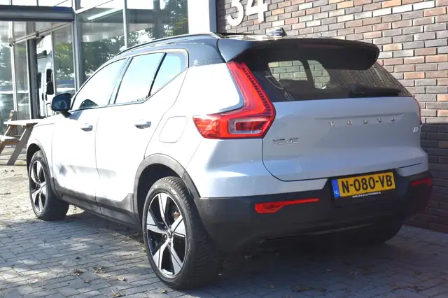 Volvo XC40 view 2