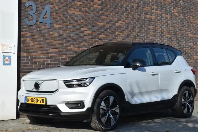 Volvo XC40 view 3