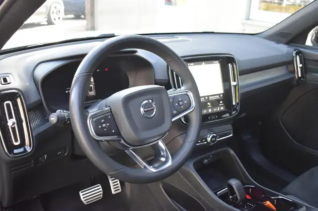 Volvo XC40 view 4