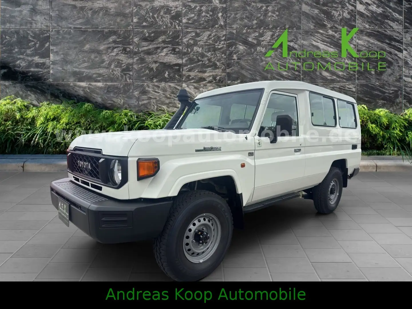 Toyota Land Cruiser GDJ 78 2,8d STD 2x90 40th Sofort Weiß - 1