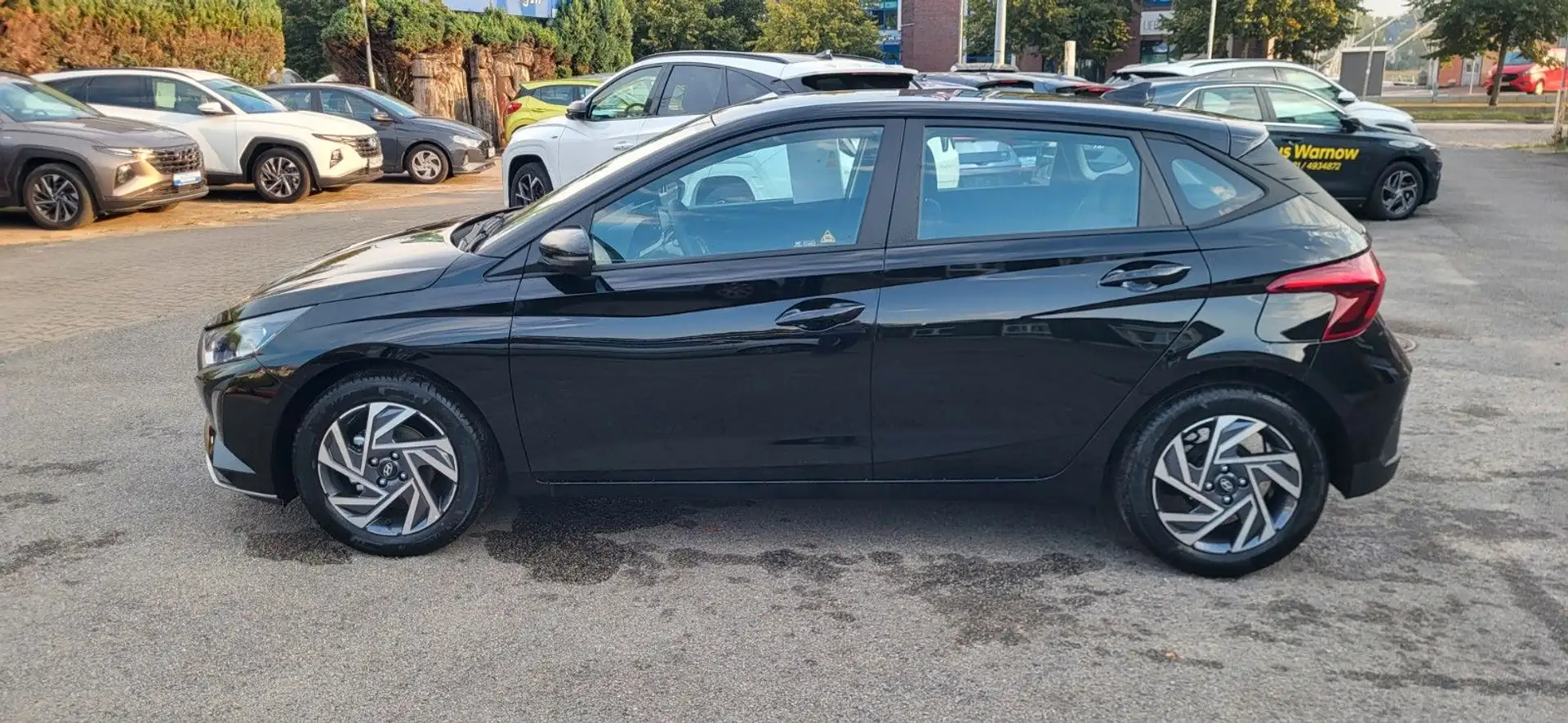 Hyundai i20 1.2 Essential Navi über App Schwarz - 2