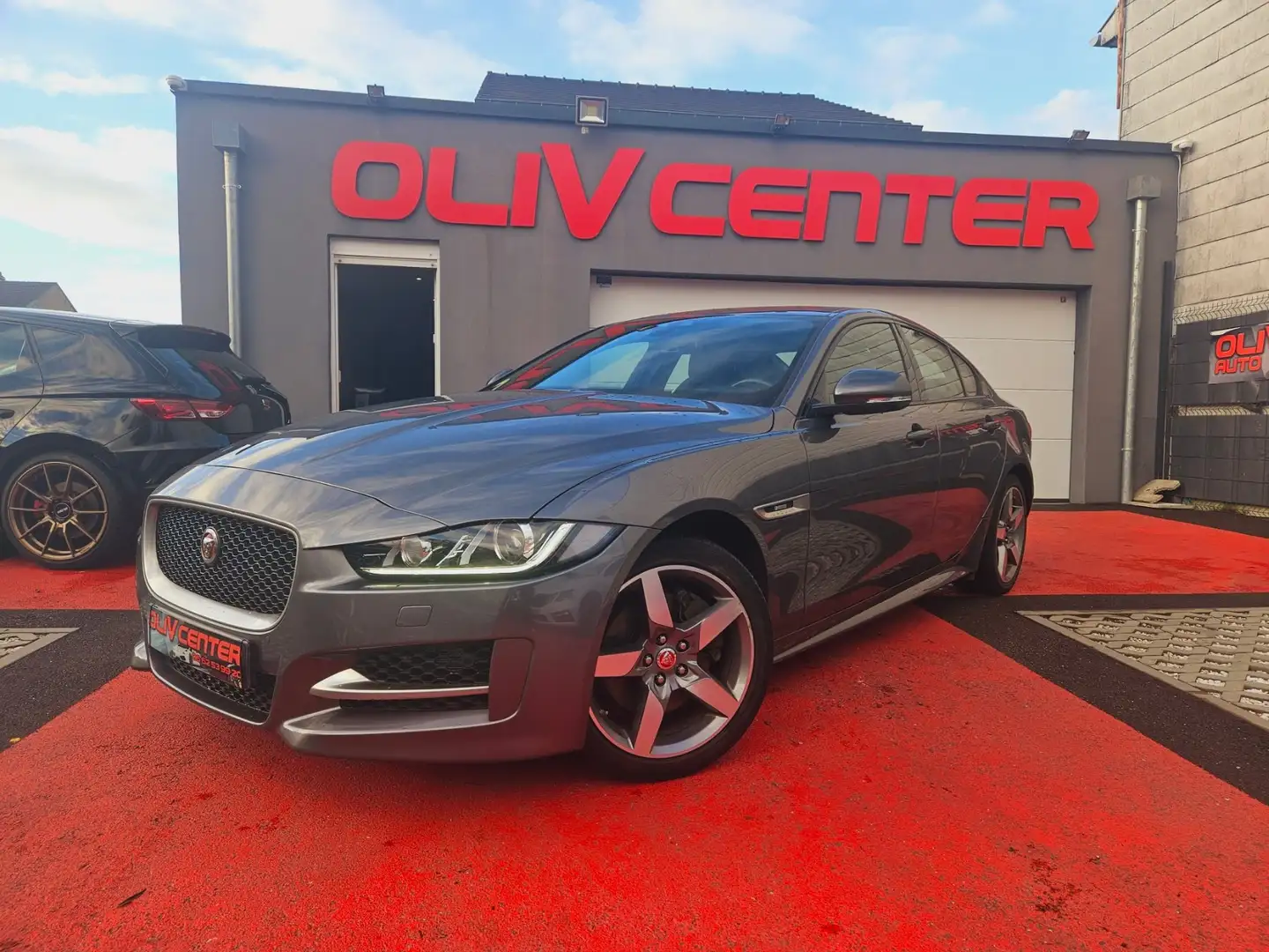 Jaguar XE 2.0 D - 180 ch BVA R-Sport Grijs - 1