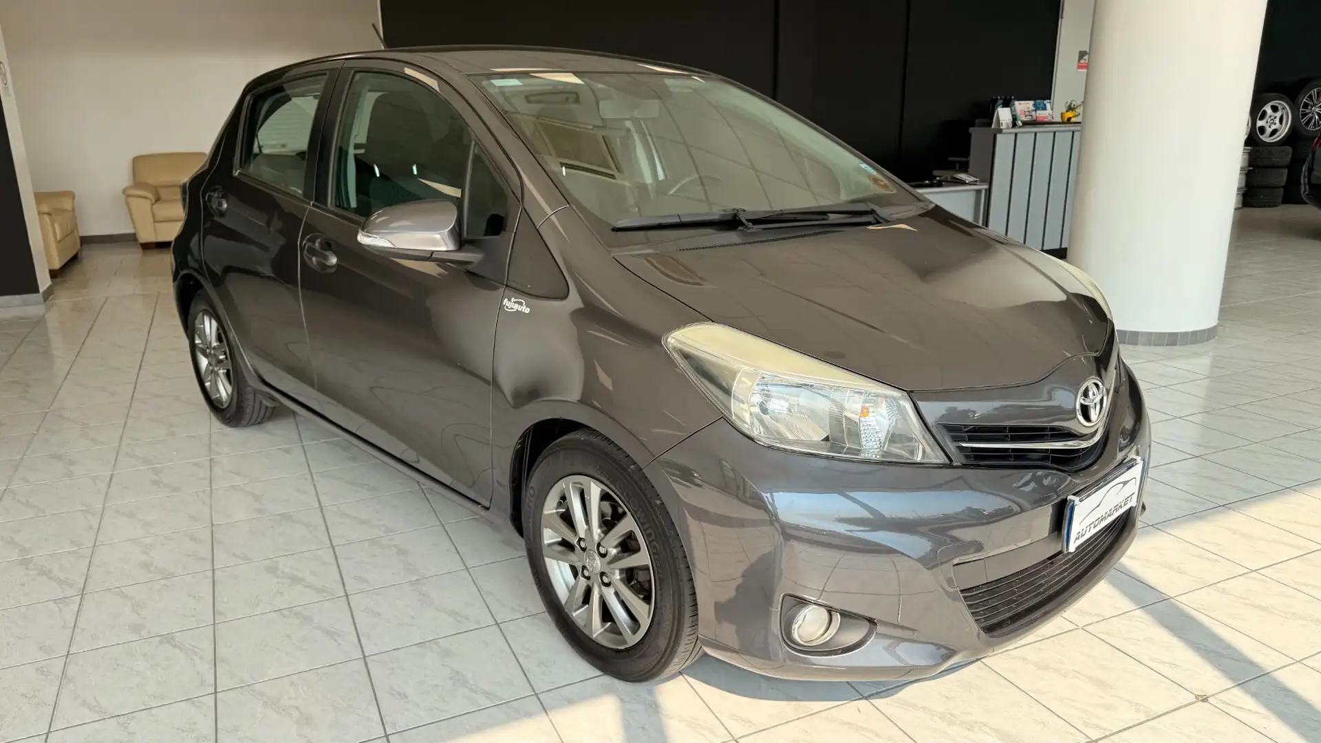 Toyota Yaris 1.4 D-4D 5 porte Lounge Grigio - 2