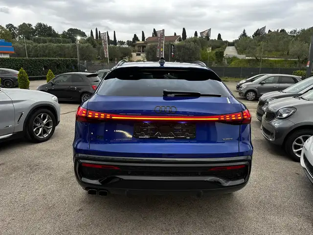 Audi Q5 view 4