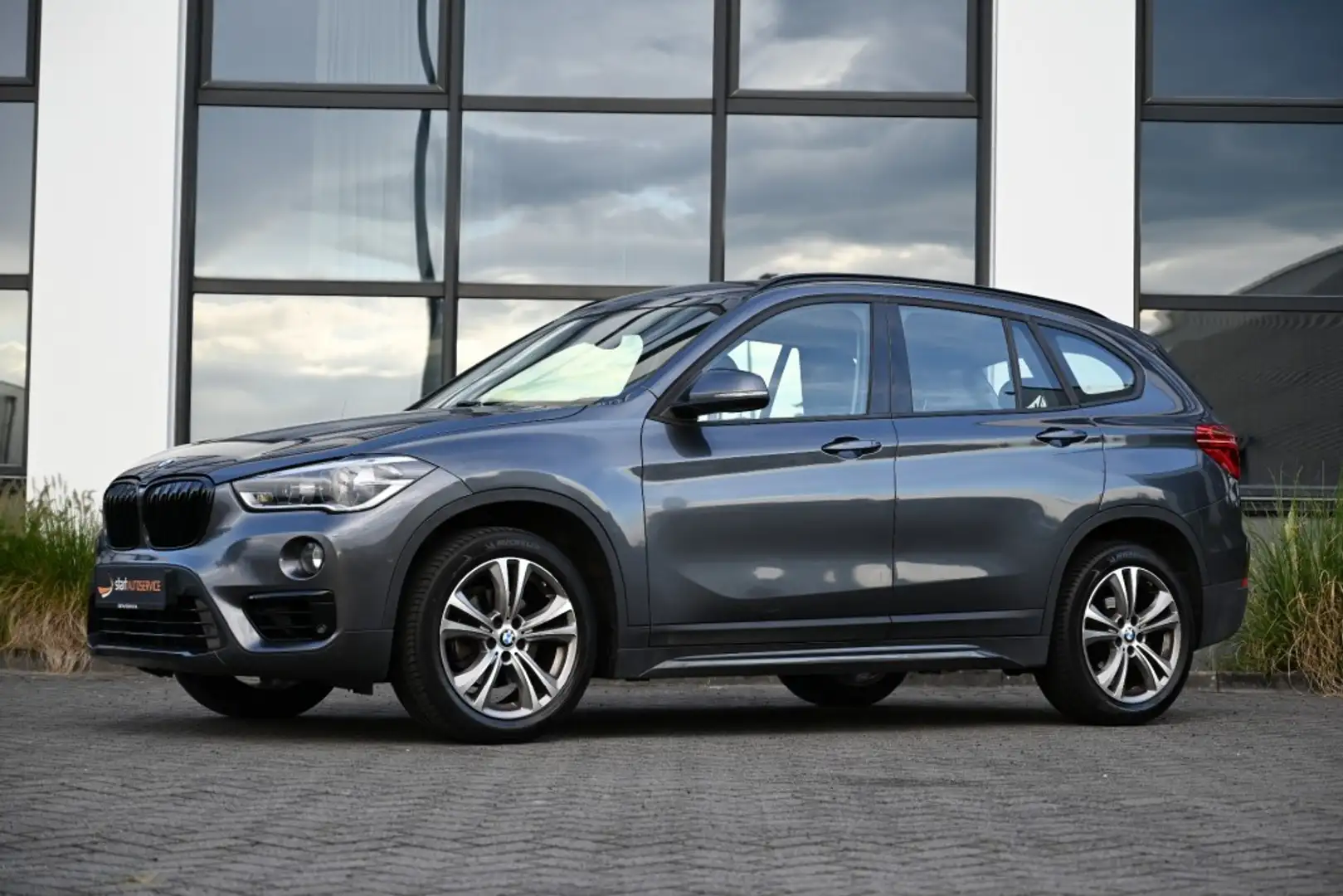 BMW X1 sDrive 18i Sport Line LED PDC Clima Trekhaak Grijs - 1