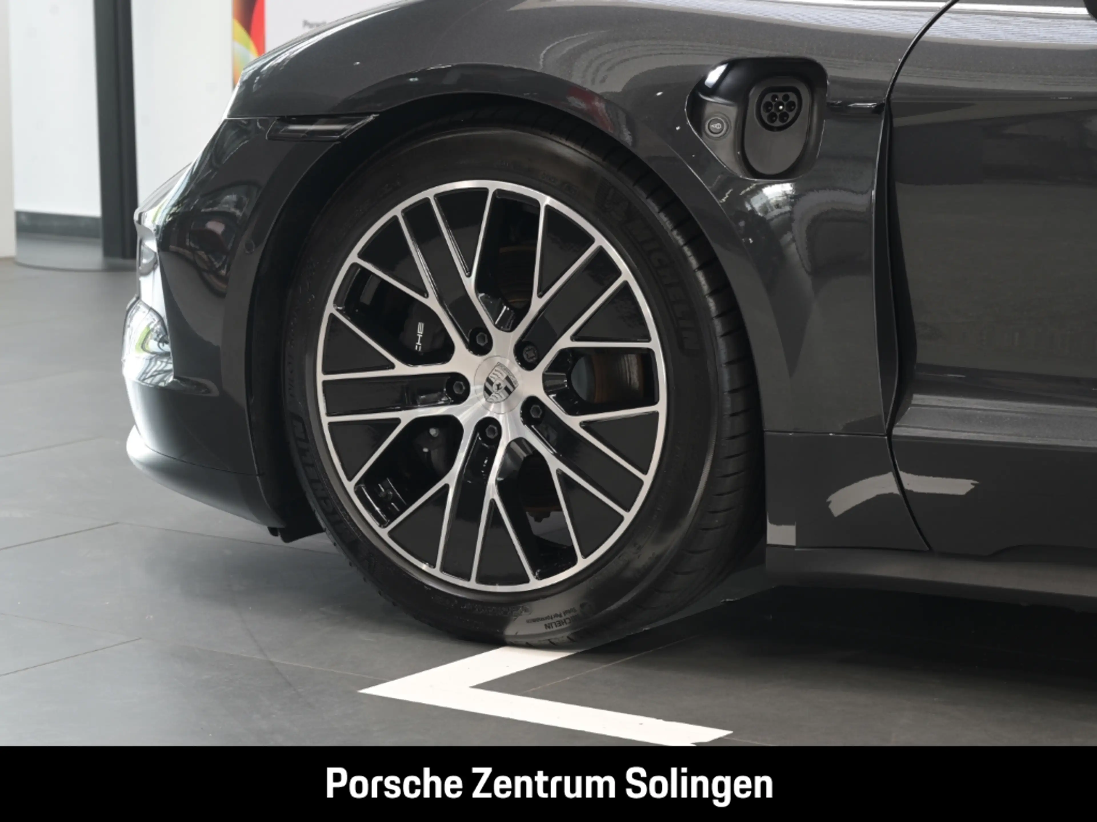 Porsche Taycan 4 Panoramadach Bose Abstand 20'' Räder Surround vi — photo 9