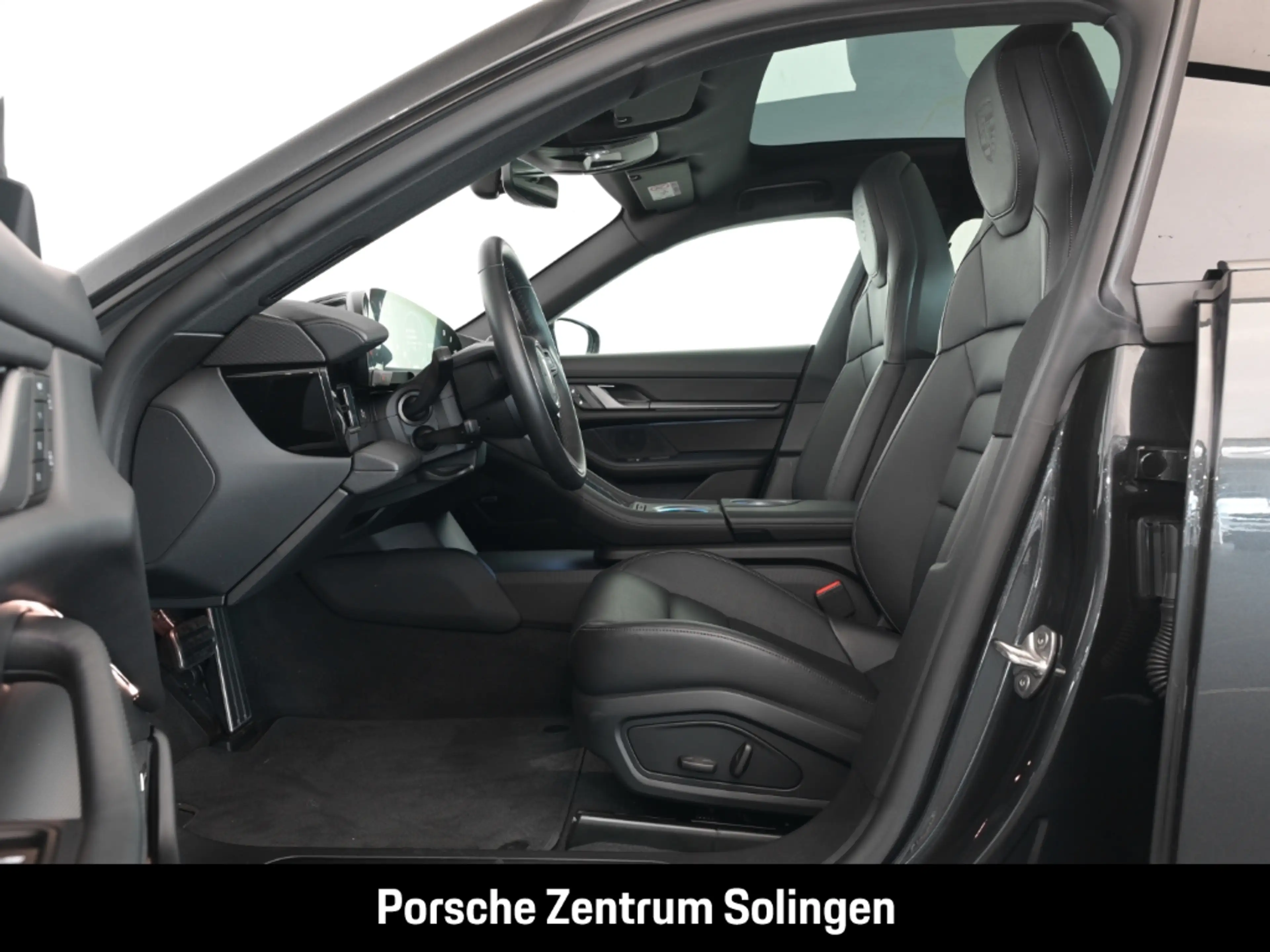 Porsche Taycan 4 Panoramadach Bose Abstand 20'' Räder Surround vi — photo 12