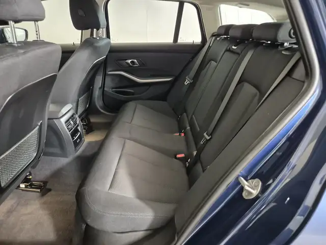 BMW 3 Series view 8