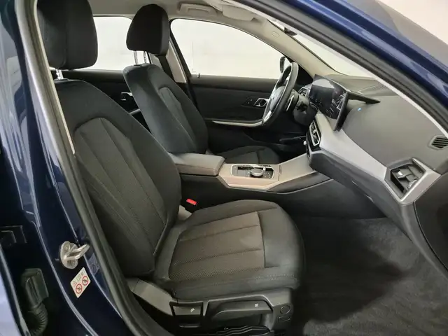 BMW 3 Series view 11