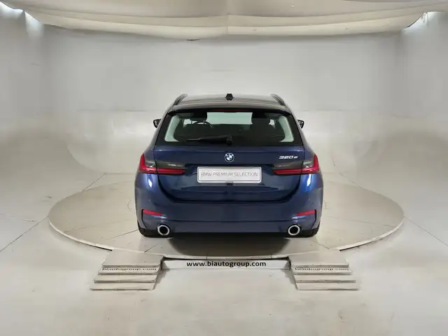 BMW 3 Series view 4