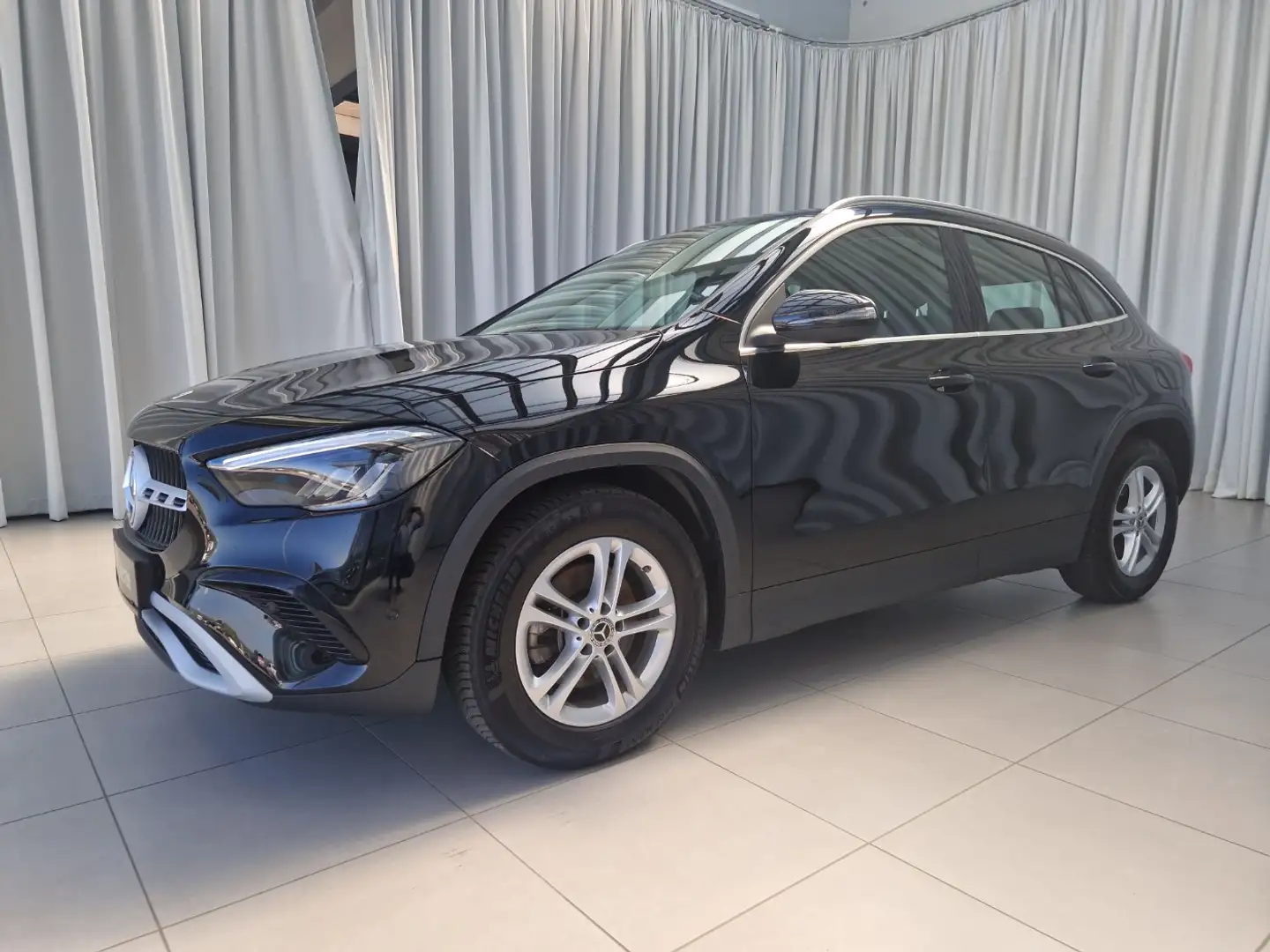Mercedes-Benz GLA 200 d 4MATIC Österreich-Edition Siyah - 2