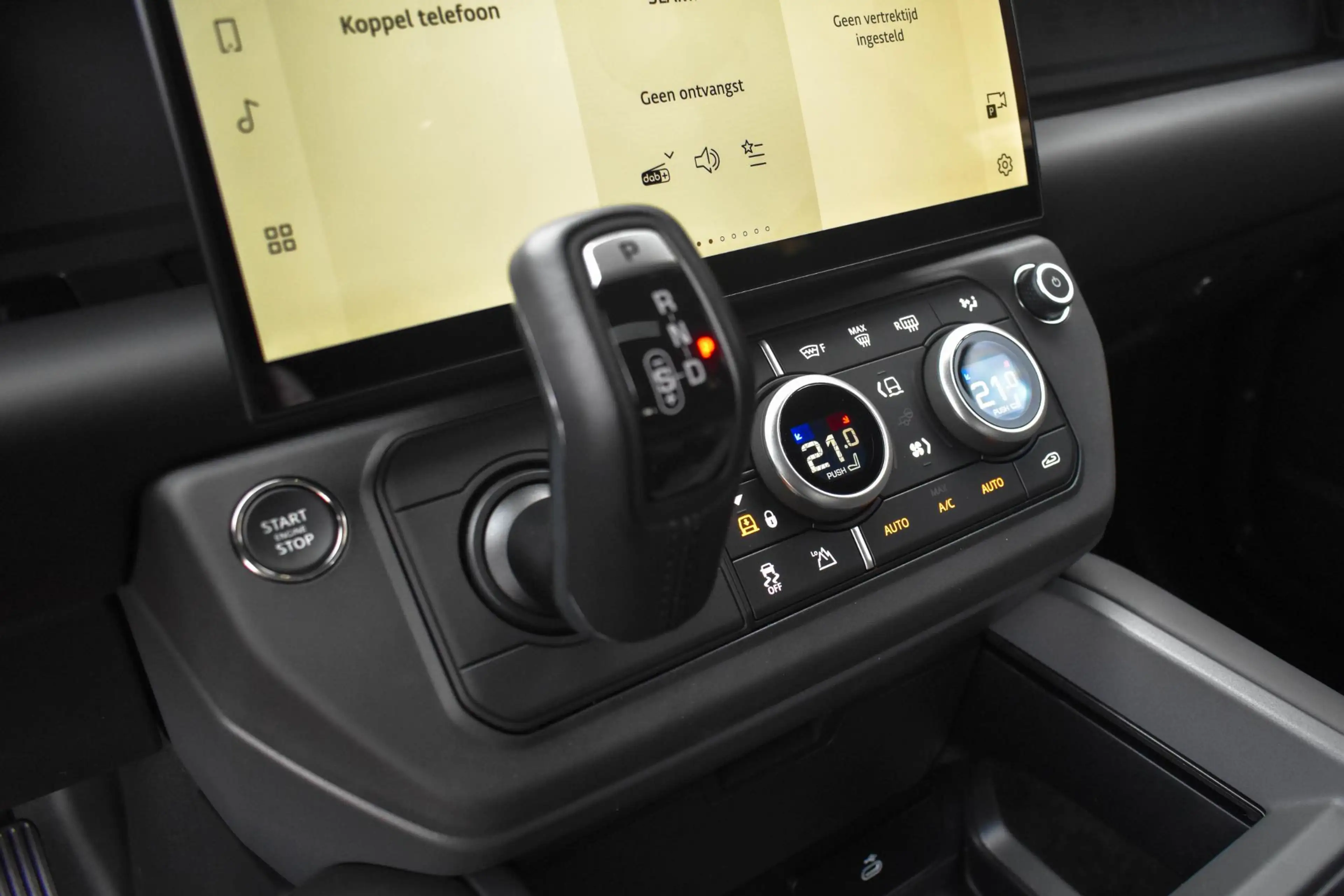 Land Rover Defender 2.0 P300e 110 X-Dynamic HSE FACELIFT Pano Zitklima — photo 33