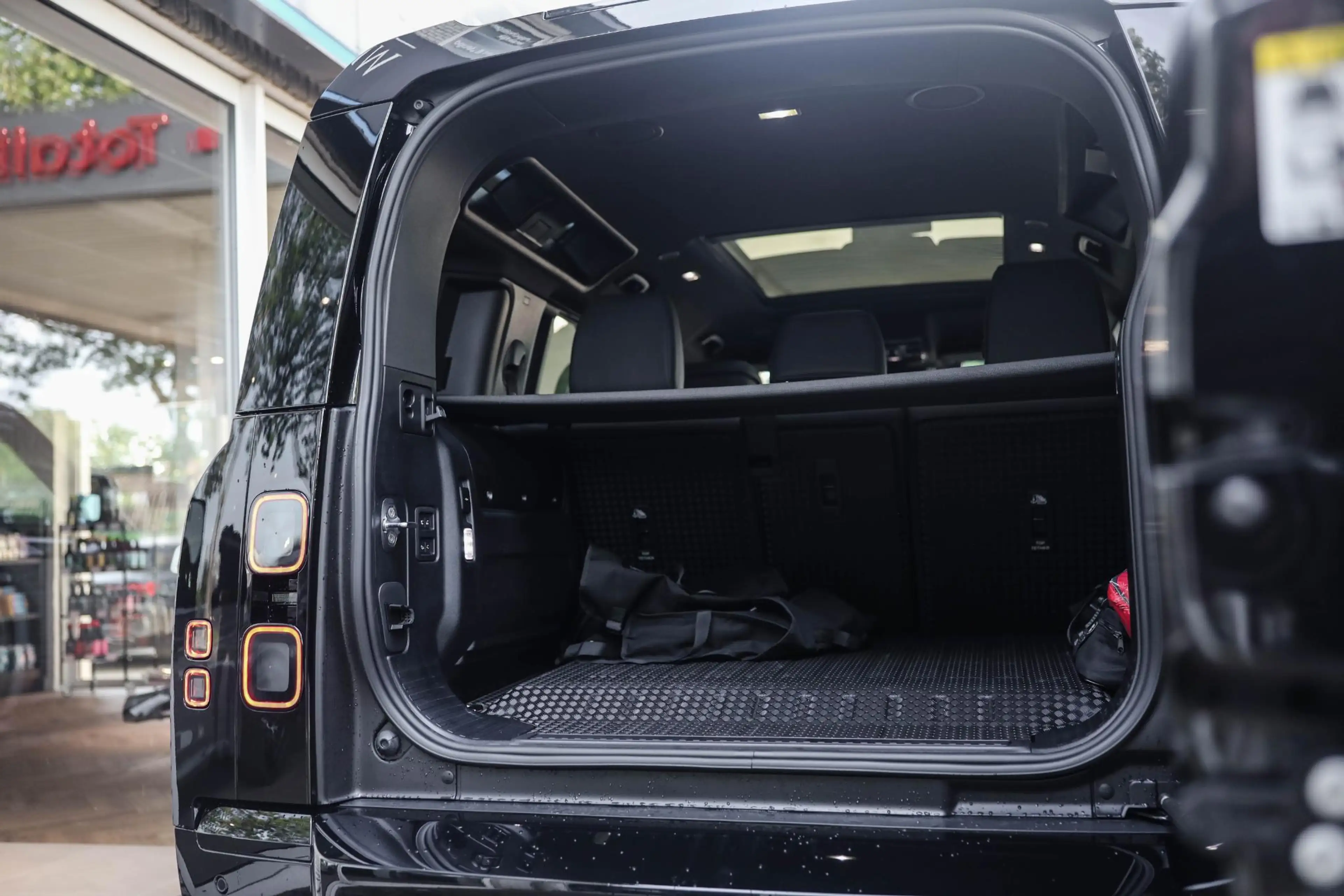 Land Rover Defender 2.0 P300e 110 X-Dynamic HSE FACELIFT Pano Zitklima — photo 45