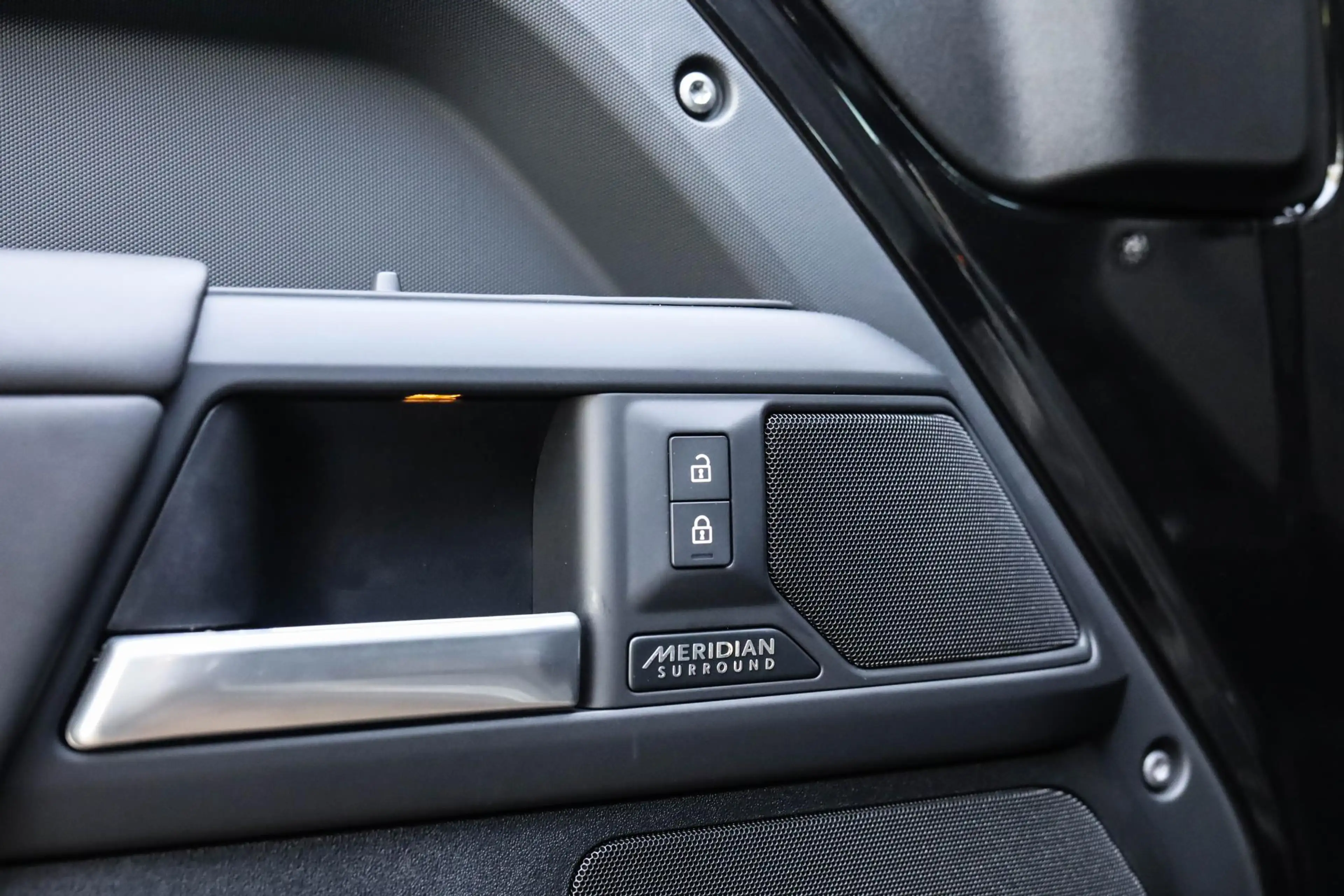 Land Rover Defender 2.0 P300e 110 X-Dynamic HSE FACELIFT Pano Zitklima — photo 28