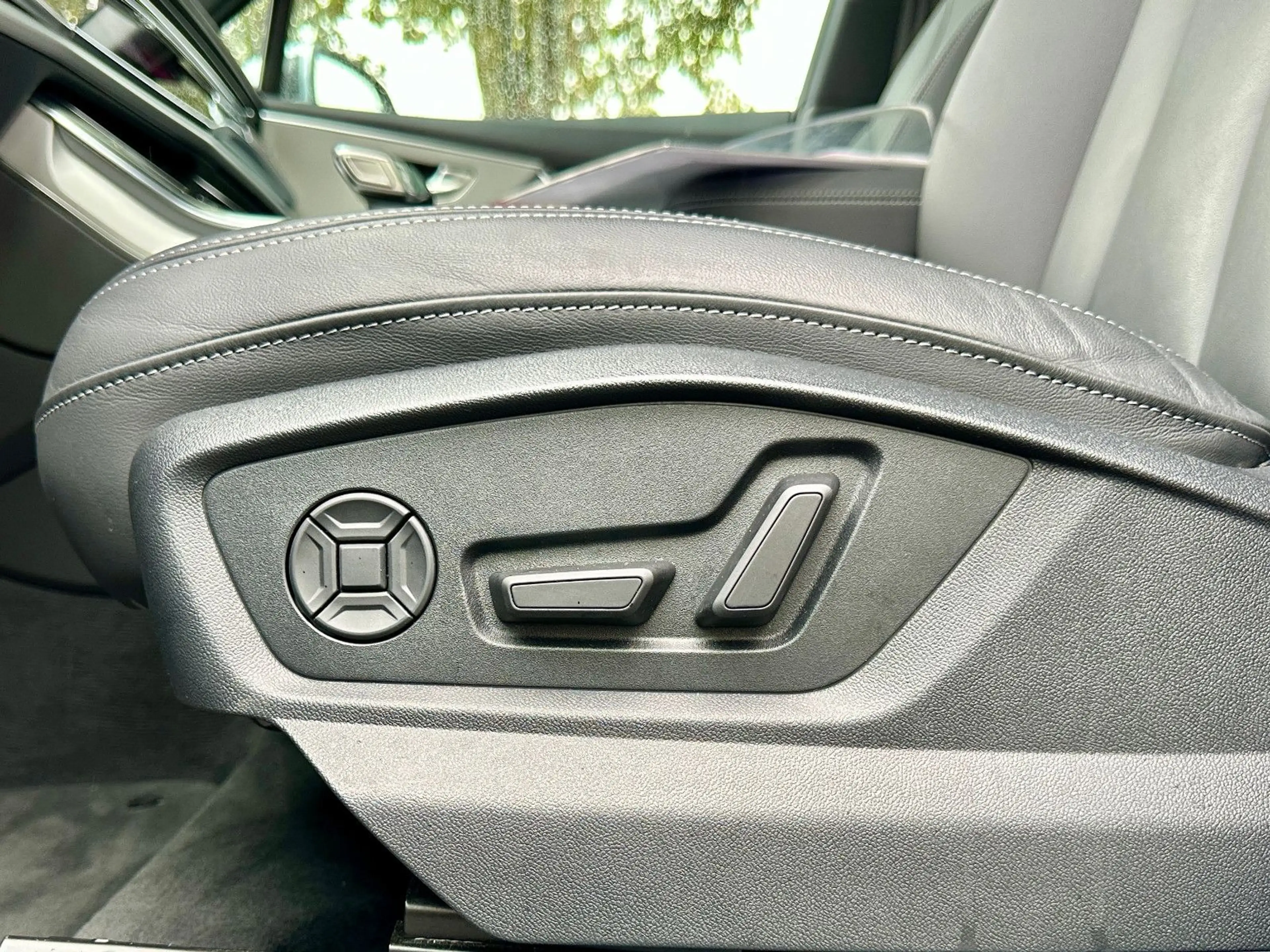 Audi Q7 TFSIe q S LINE BLACK PANO AHK 360° HuD MATRIX — photo 13