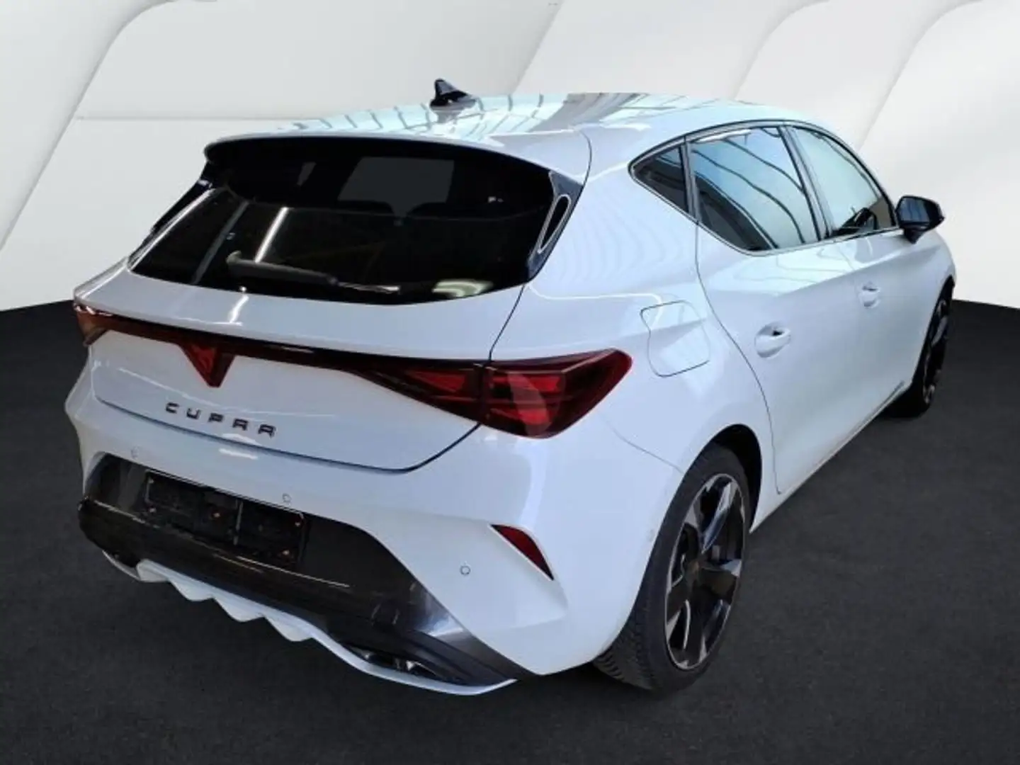 CUPRA Leon 1.5 eTSI Nav/Kam/ACC/SHZ/Assist/18"/Keyless Weiß - 2