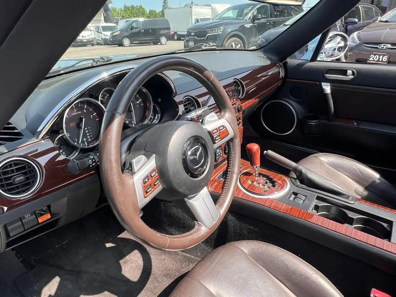 Mazda MX-5 Miata снимка Mazda MX-5 Miata