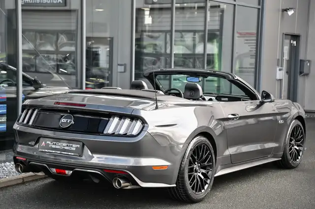 Ford Mustang view 4