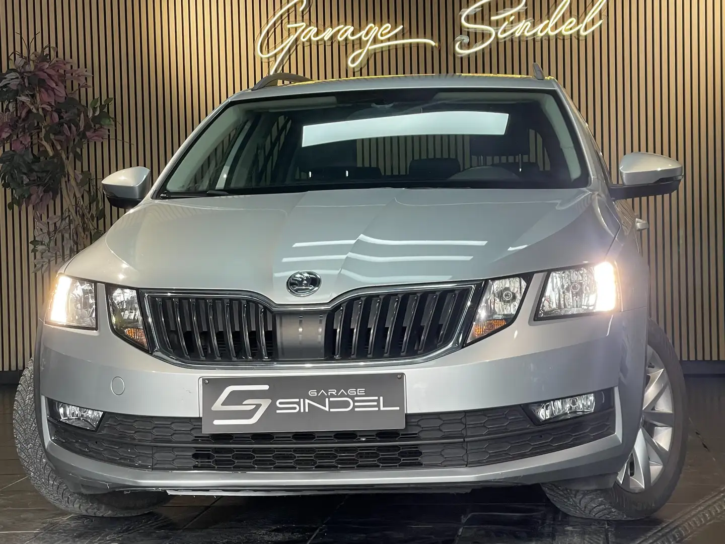 Skoda Octavia 1.6 TDi DSG*GARANTIE 1 AN*NAVI Argent - 1