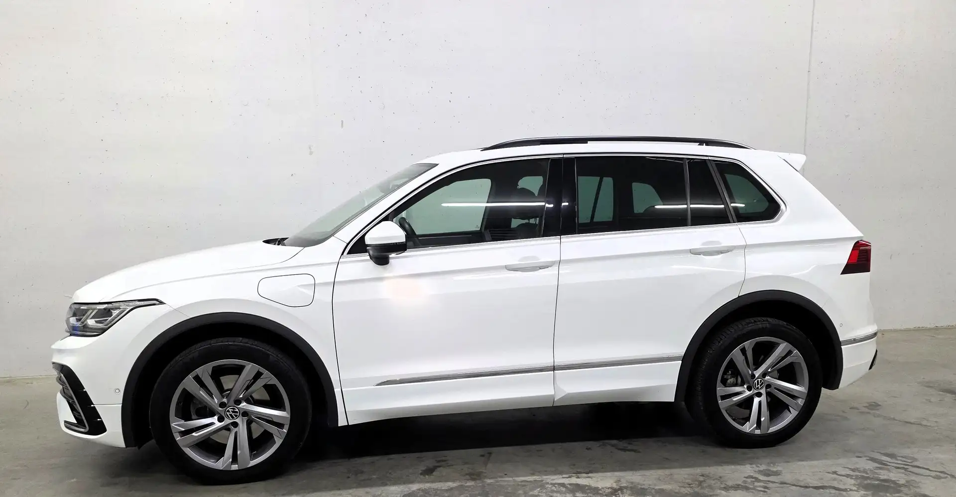 Volkswagen Tiguan R-Line eHybrid IQ.Light Matrix LED Panoramadach Weiß - 2