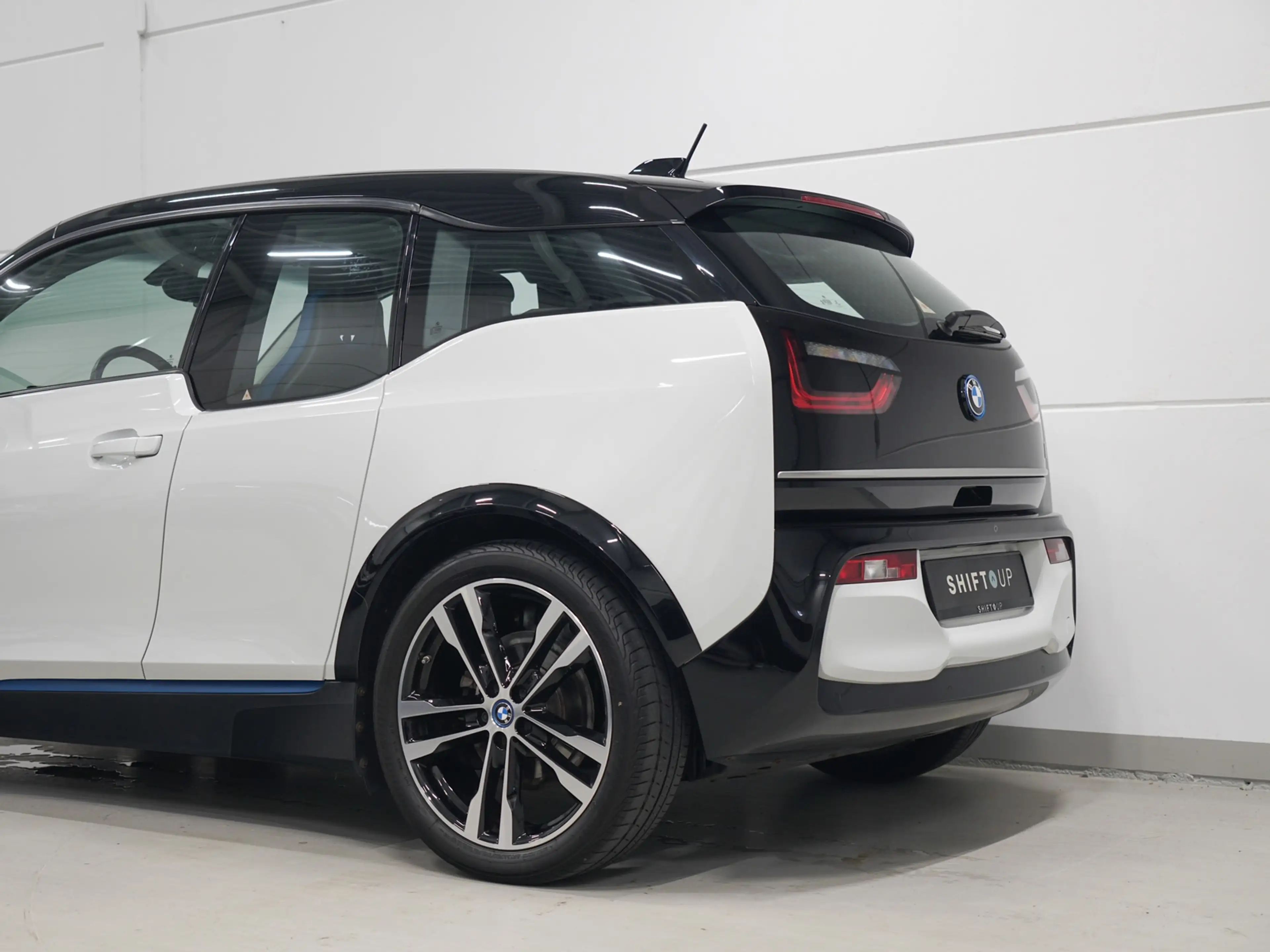 BMW i3 S 120Ah Stoelverwarming | 20" | Camera — photo 37