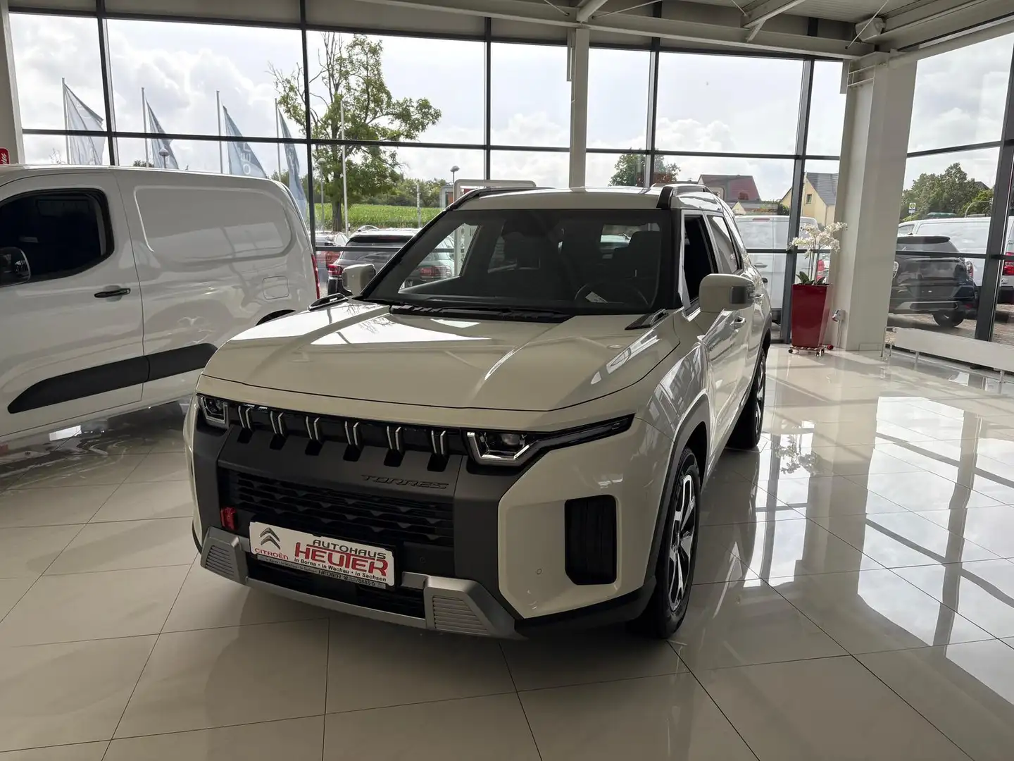 KGM Torres 1.5 T-GDi 120kW AWD Nomad 6 A/T Weiß - 1