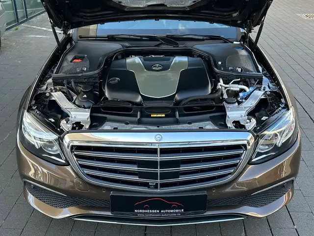 Mercedes-Benz E view 6