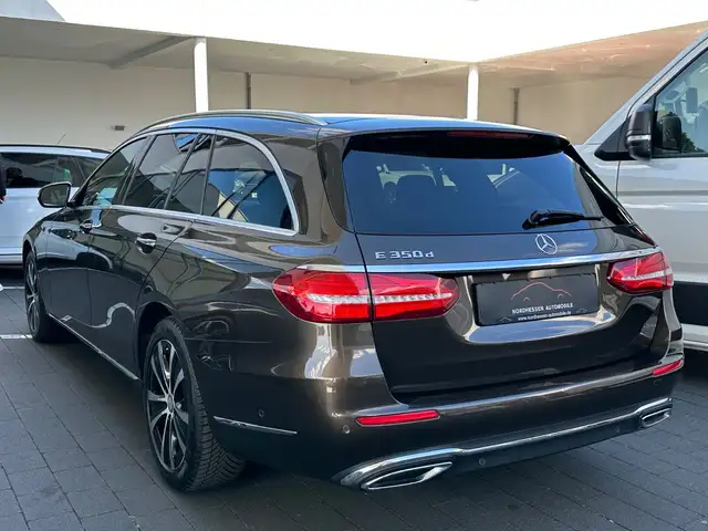 Mercedes-Benz E view 3