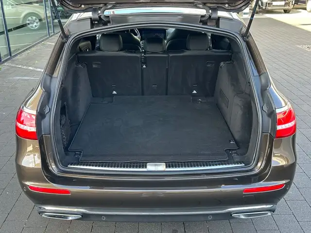 Mercedes-Benz E view 8