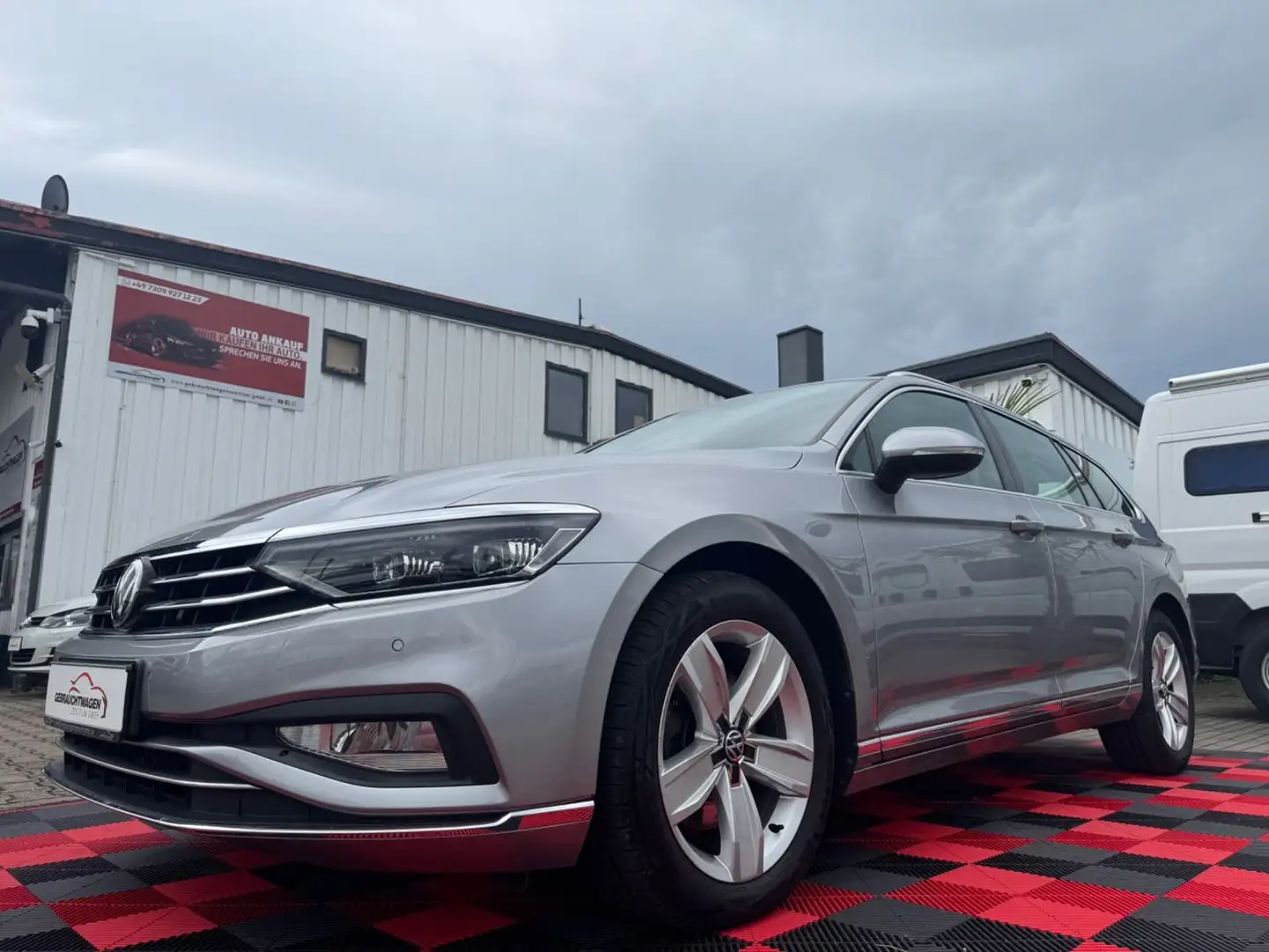 Volkswagen Passat Variant Passat 2,0 TDI Variant Elegance*IQ.Light*Kamera* Silber - 1