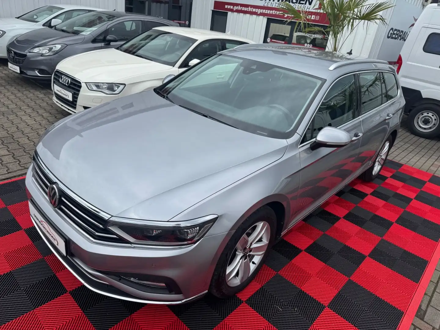 Volkswagen Passat Variant Passat 2,0 TDI Variant Elegance*IQ.Light*Kamera* Silber - 2
