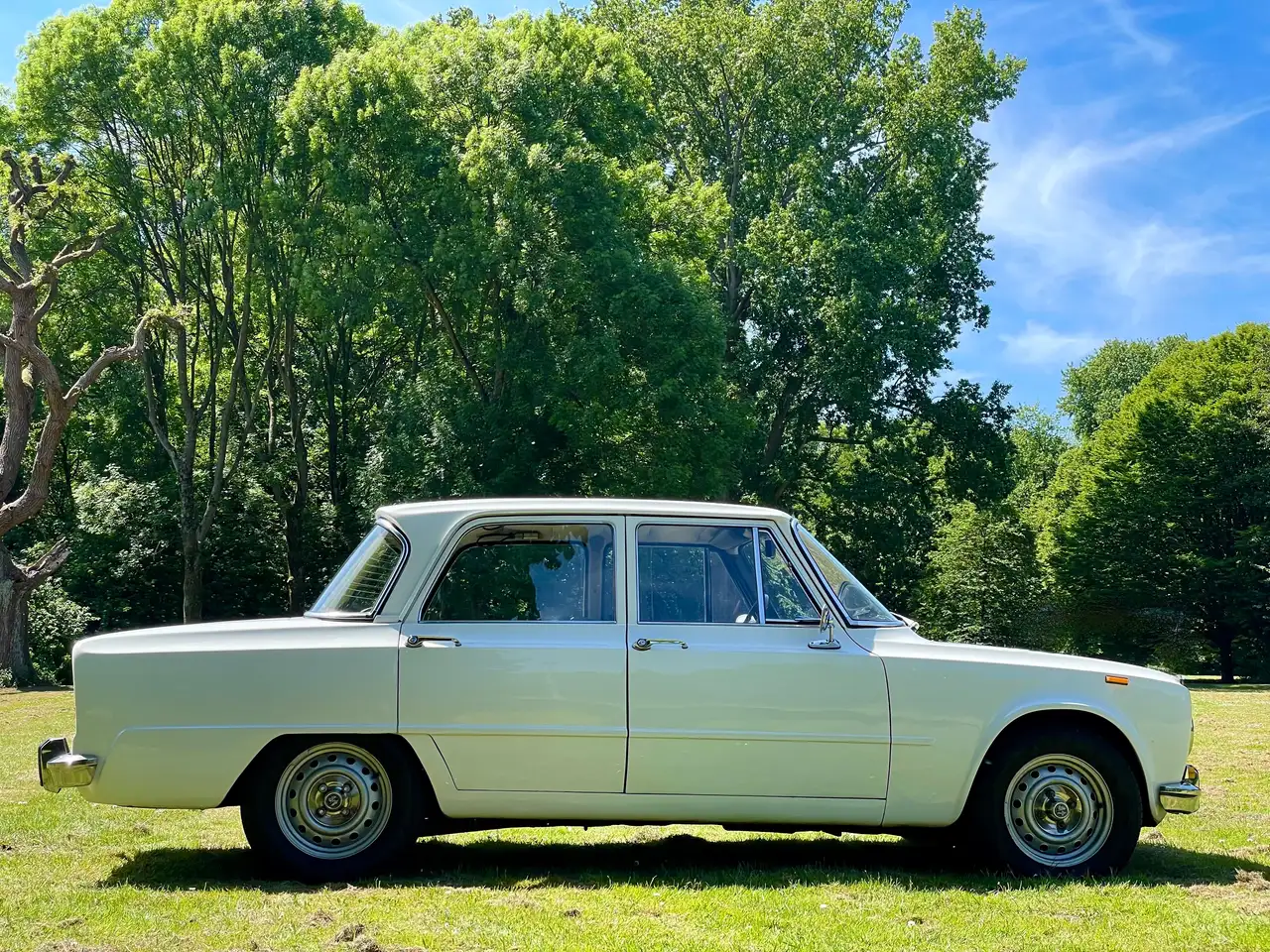 Alfa Romeo Giulia 1300 Wat een enorm lekker wit Supertje is dit!, foto 6