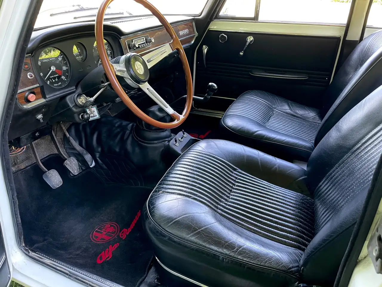 Alfa Romeo Giulia 1300 Wat een enorm lekker wit Supertje is dit!, foto 7