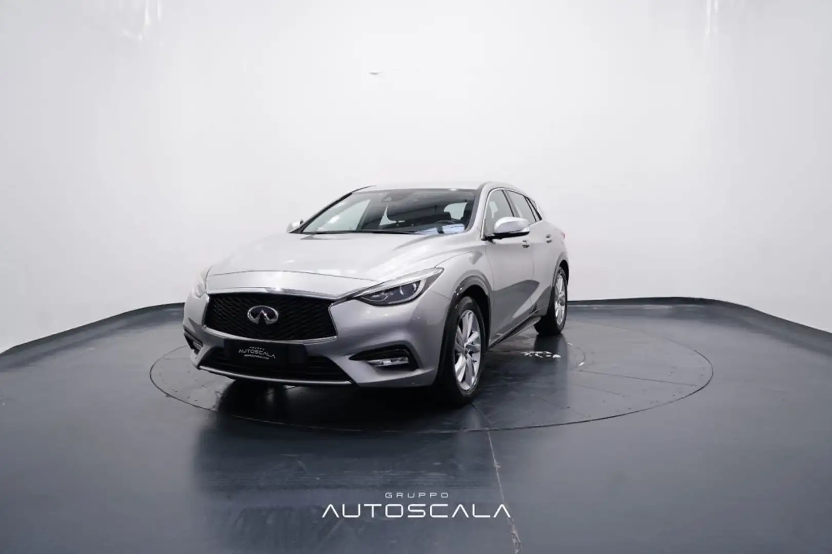 Infiniti Q30 1.5 diesel Business Grau - 1