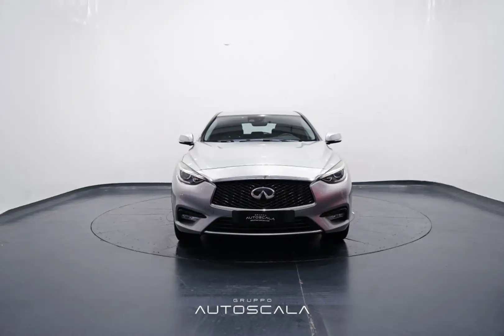 Infiniti Q30 1.5 diesel Business Grau - 2