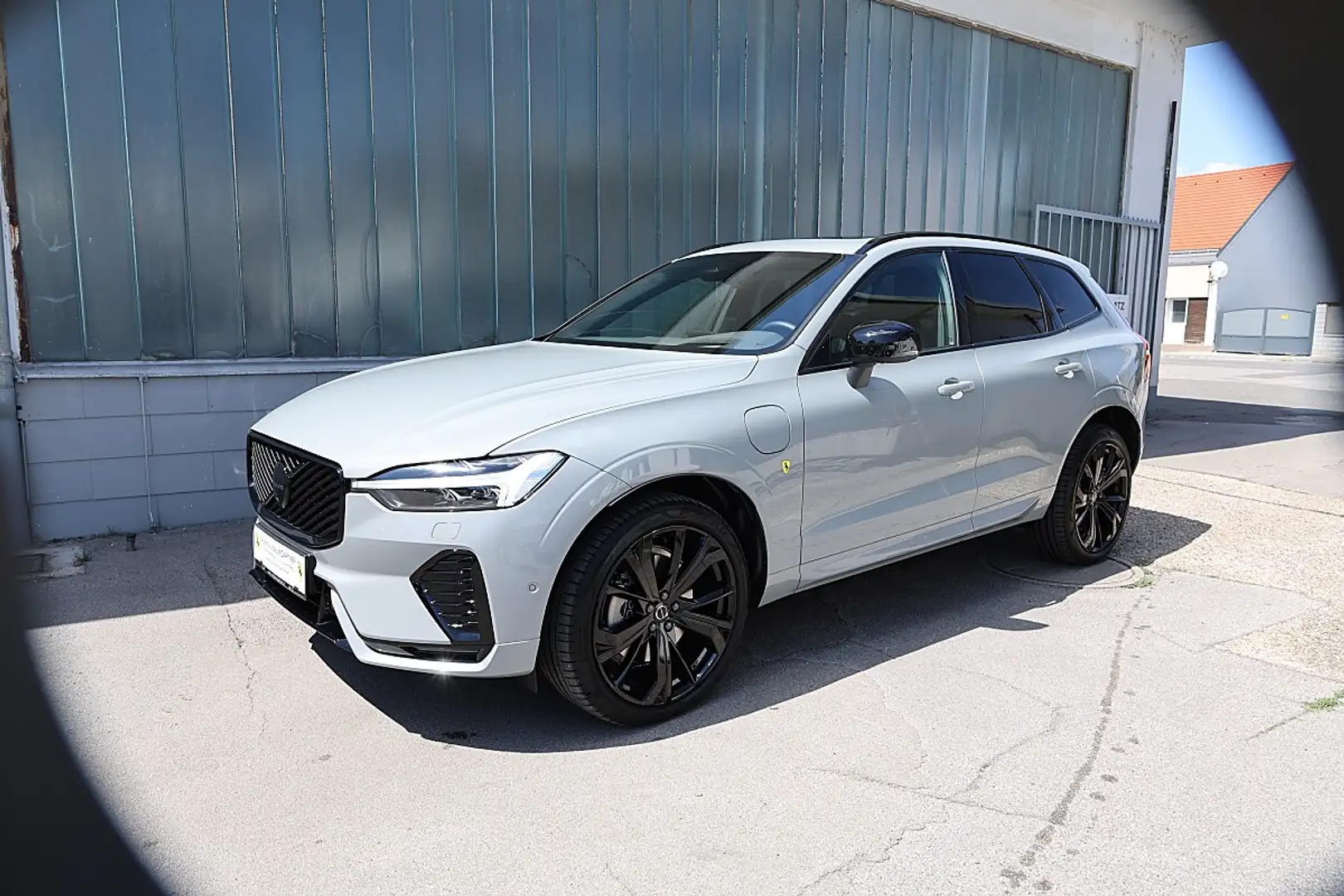 Volvo XC60 T6 AWD Plug-In Hybrid Plus Black Edition Grau - 2