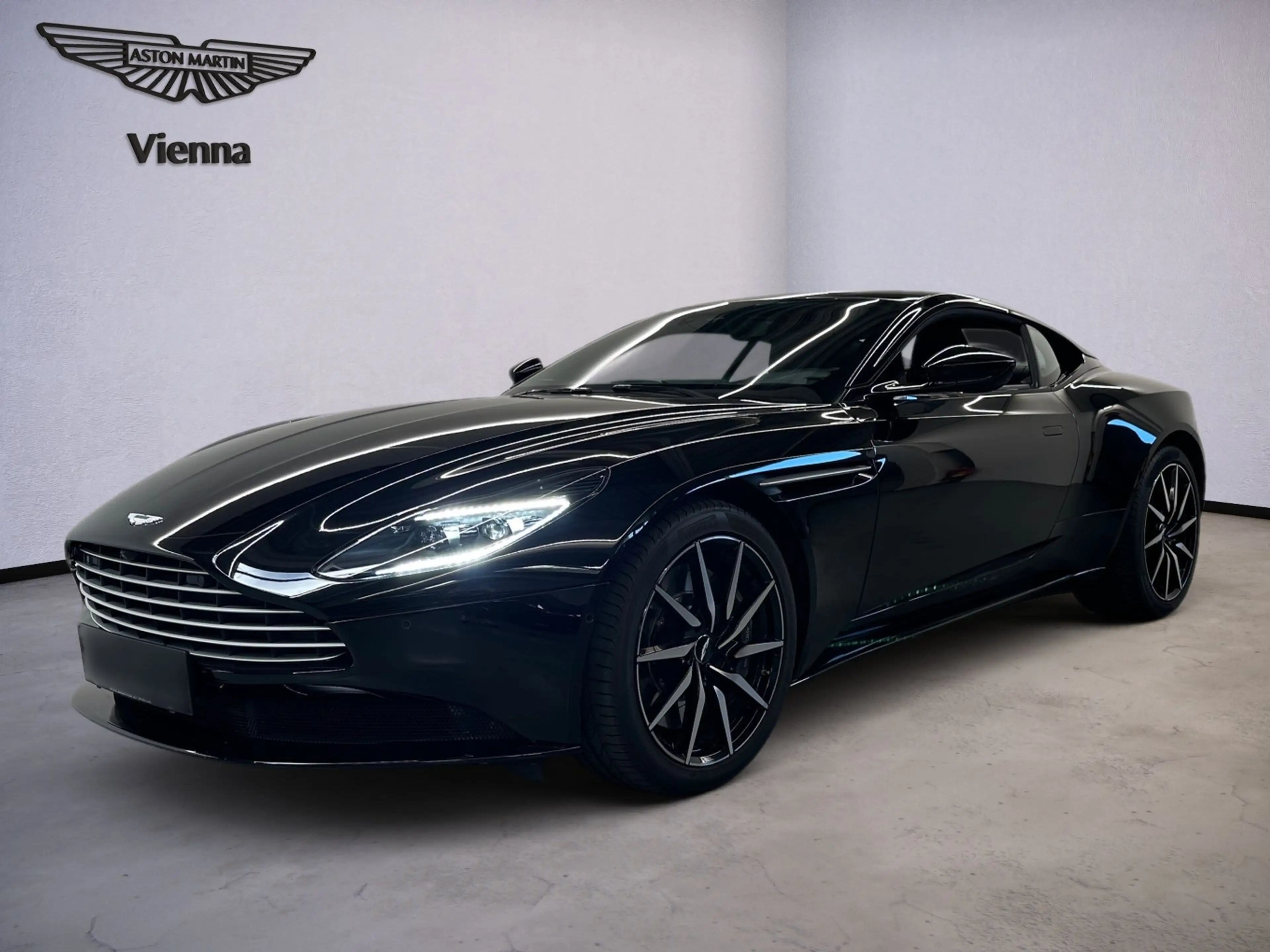 Aston Martin DB11 V8 Coupé / Onyx Black / B & O /