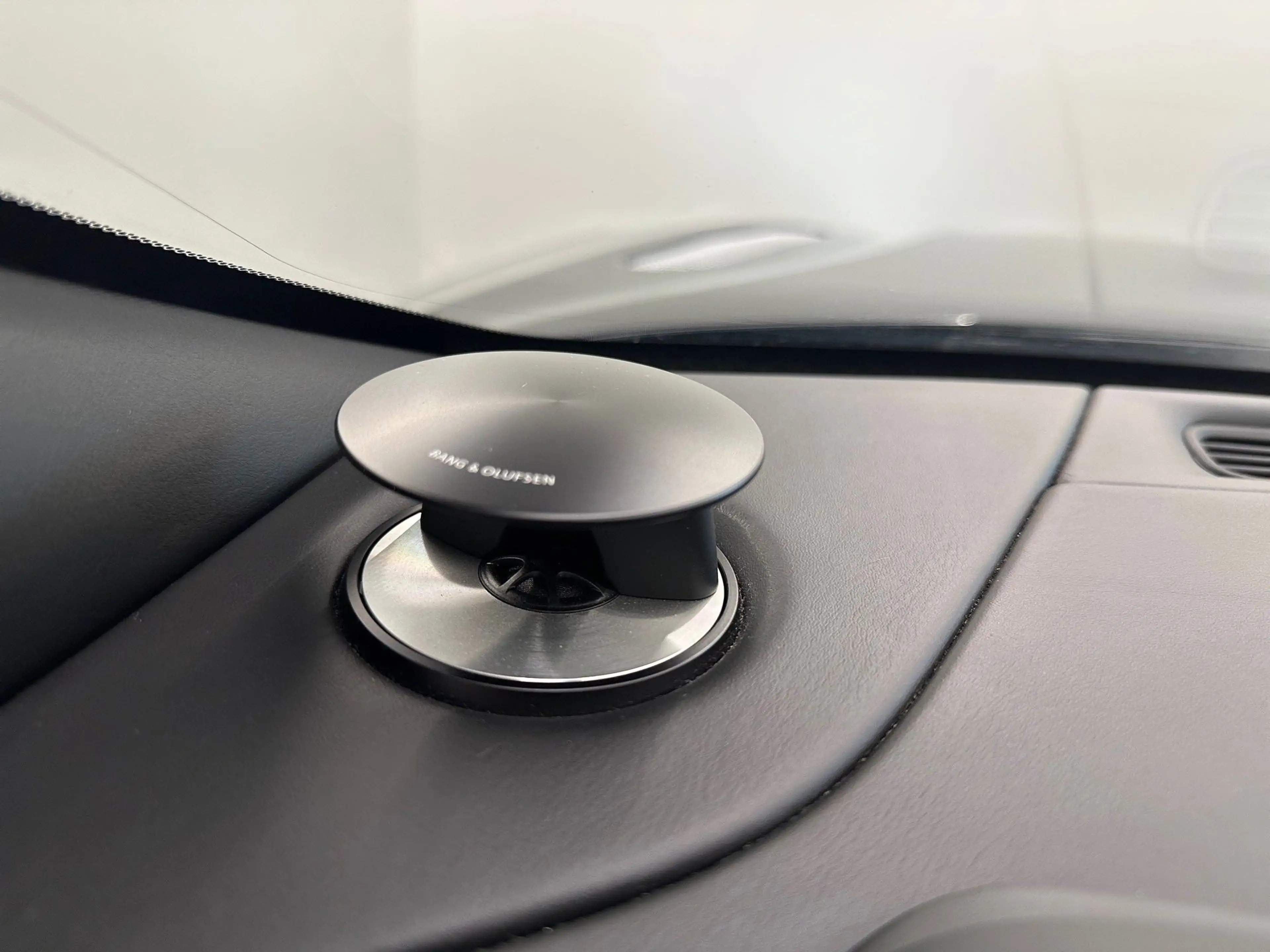 Aston Martin DB11 V8 Coupé / Onyx Black / B & O / — photo 14