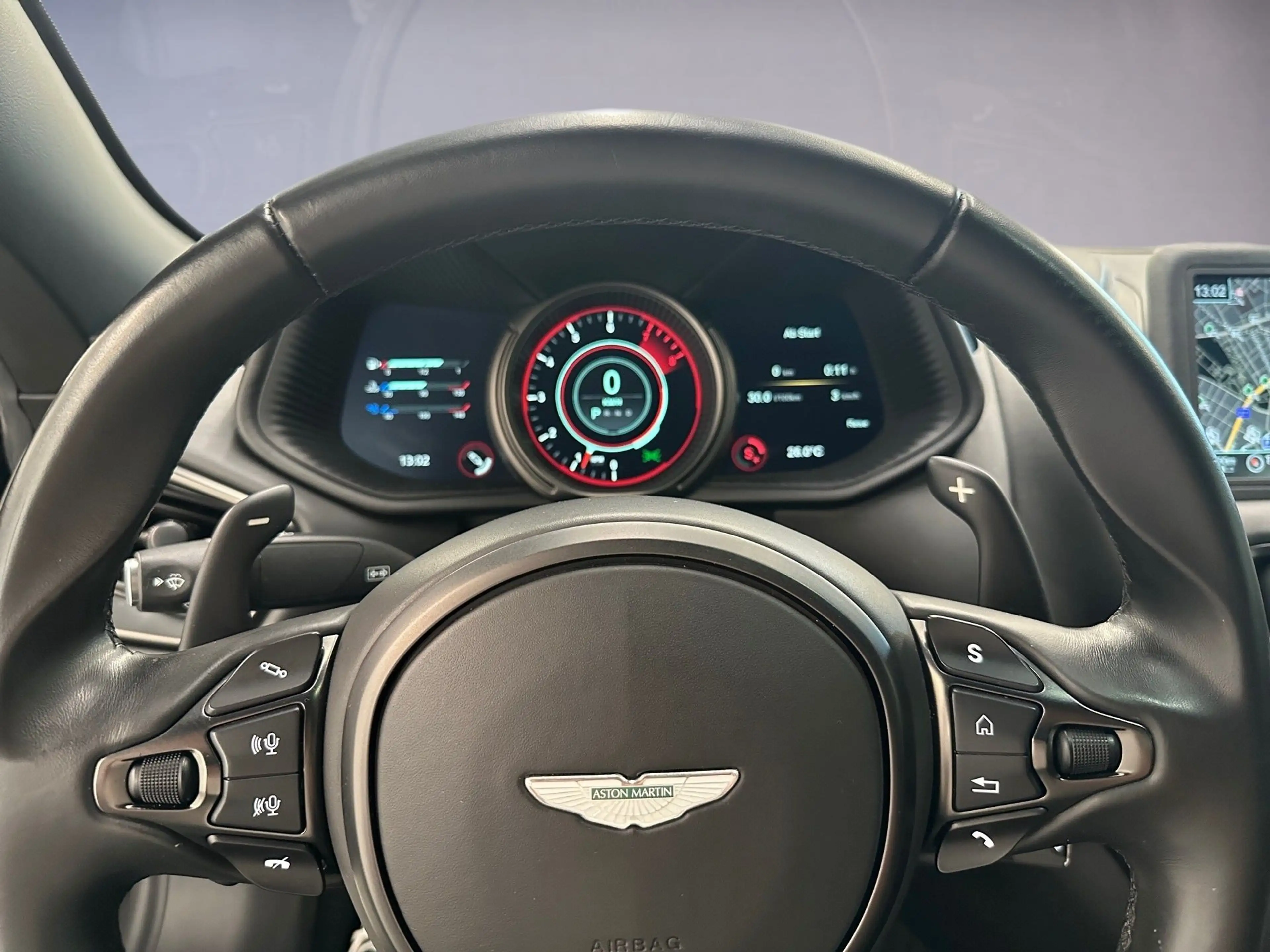 Aston Martin DB11 V8 Coupé / Onyx Black / B & O / — photo 10
