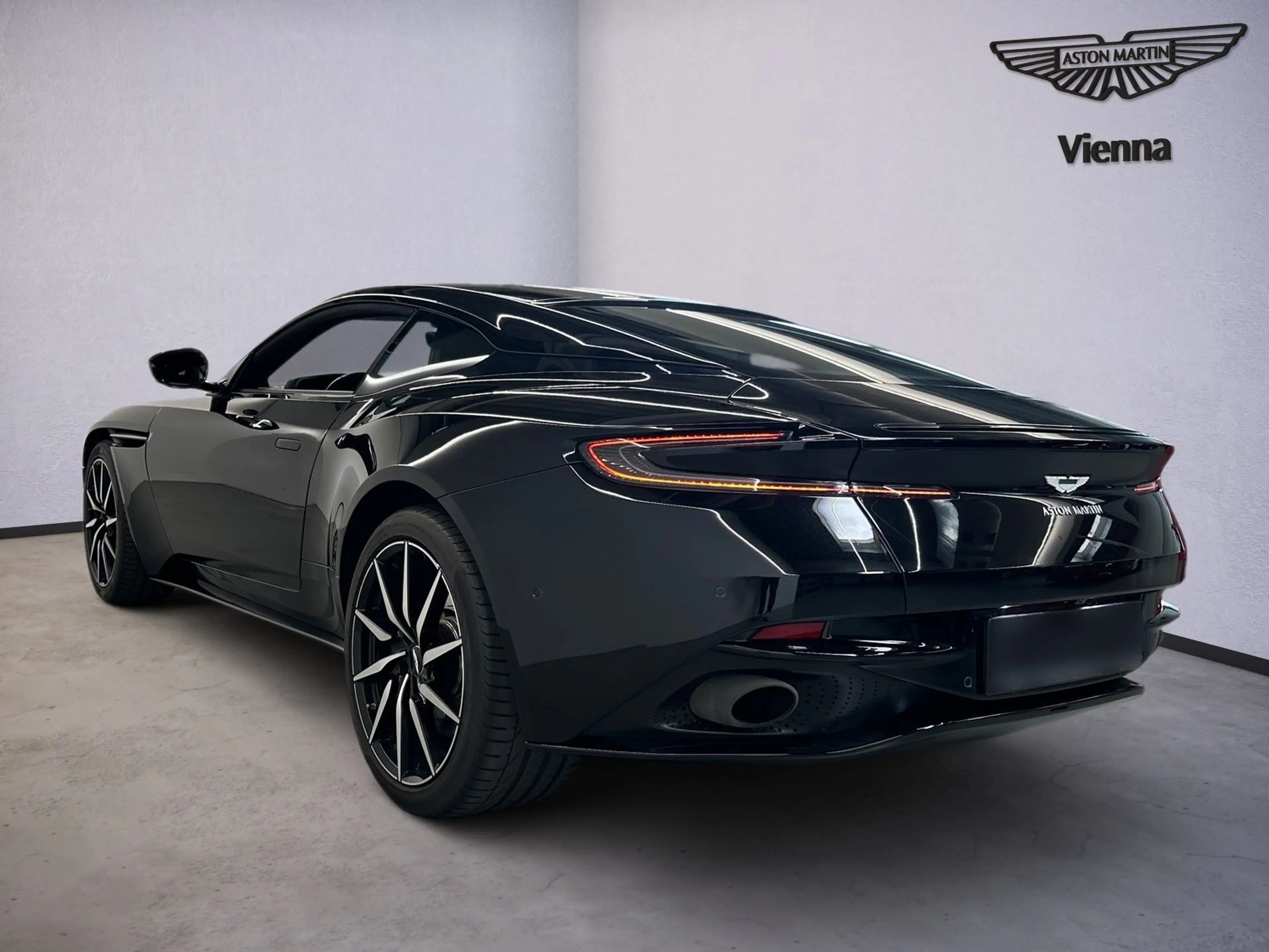 Aston Martin DB11 V8 Coupé / Onyx Black / B & O / — photo 4