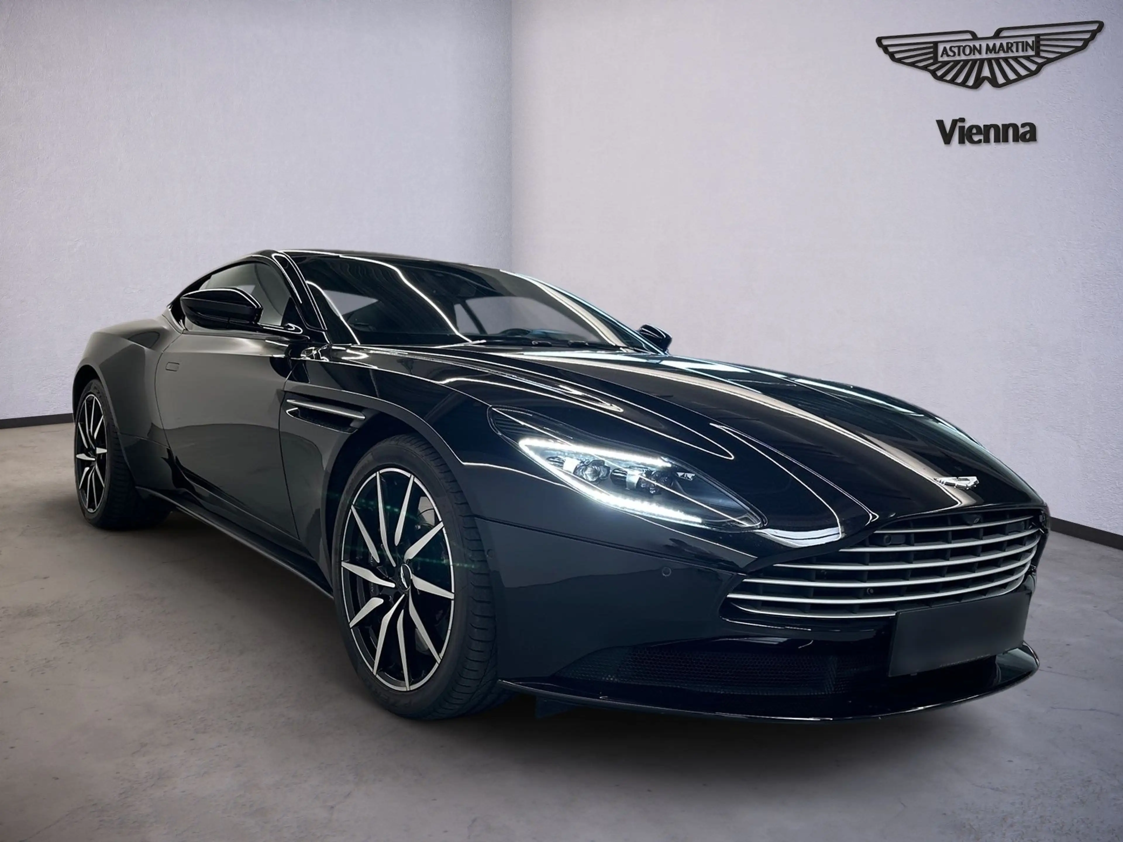 Aston Martin DB11 V8 Coupé / Onyx Black / B & O / — photo 2