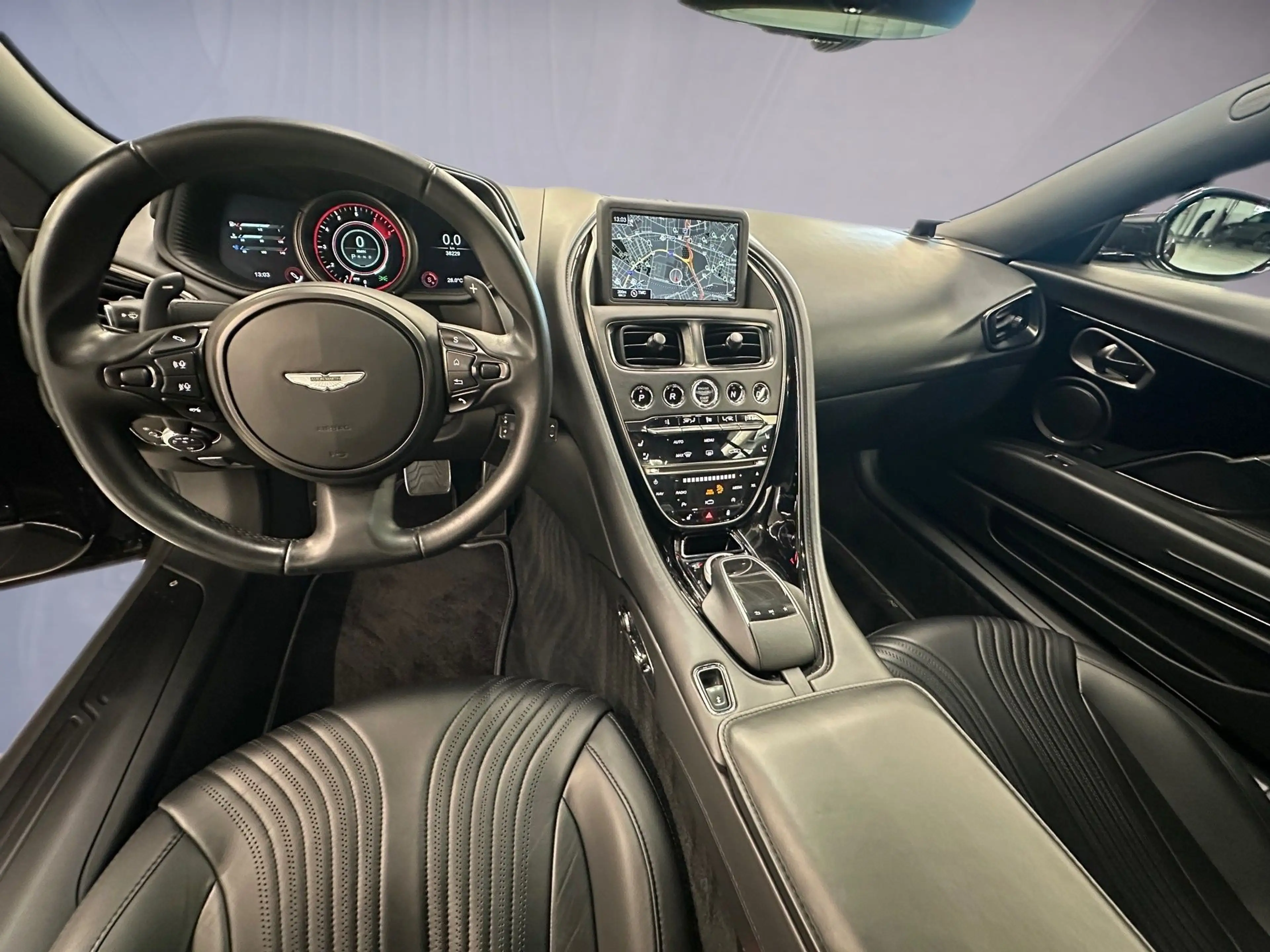 Aston Martin DB11 V8 Coupé / Onyx Black / B & O / — photo 9